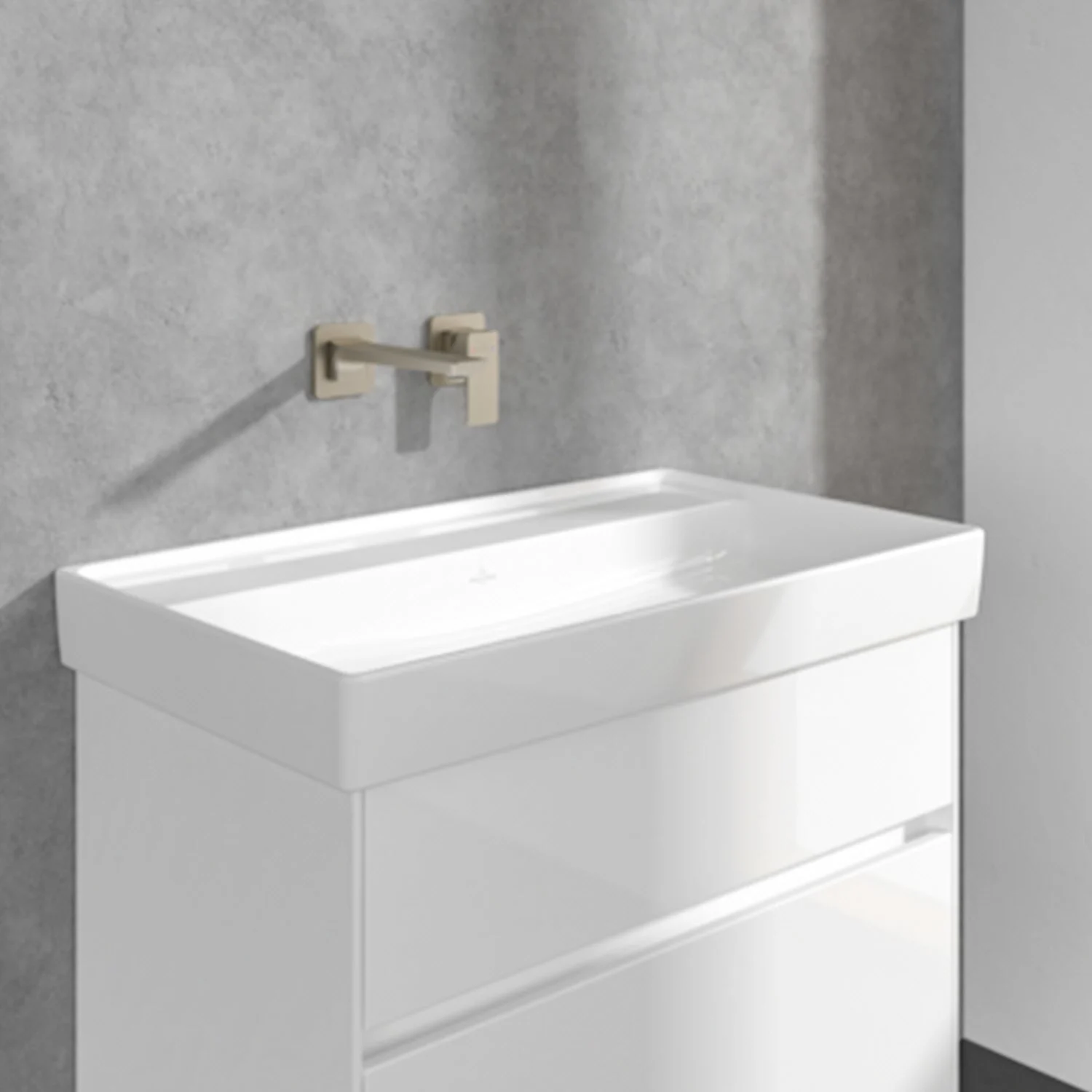 Zbliżenie na umywalkę z baterią ścienną, Villeroy & Boch