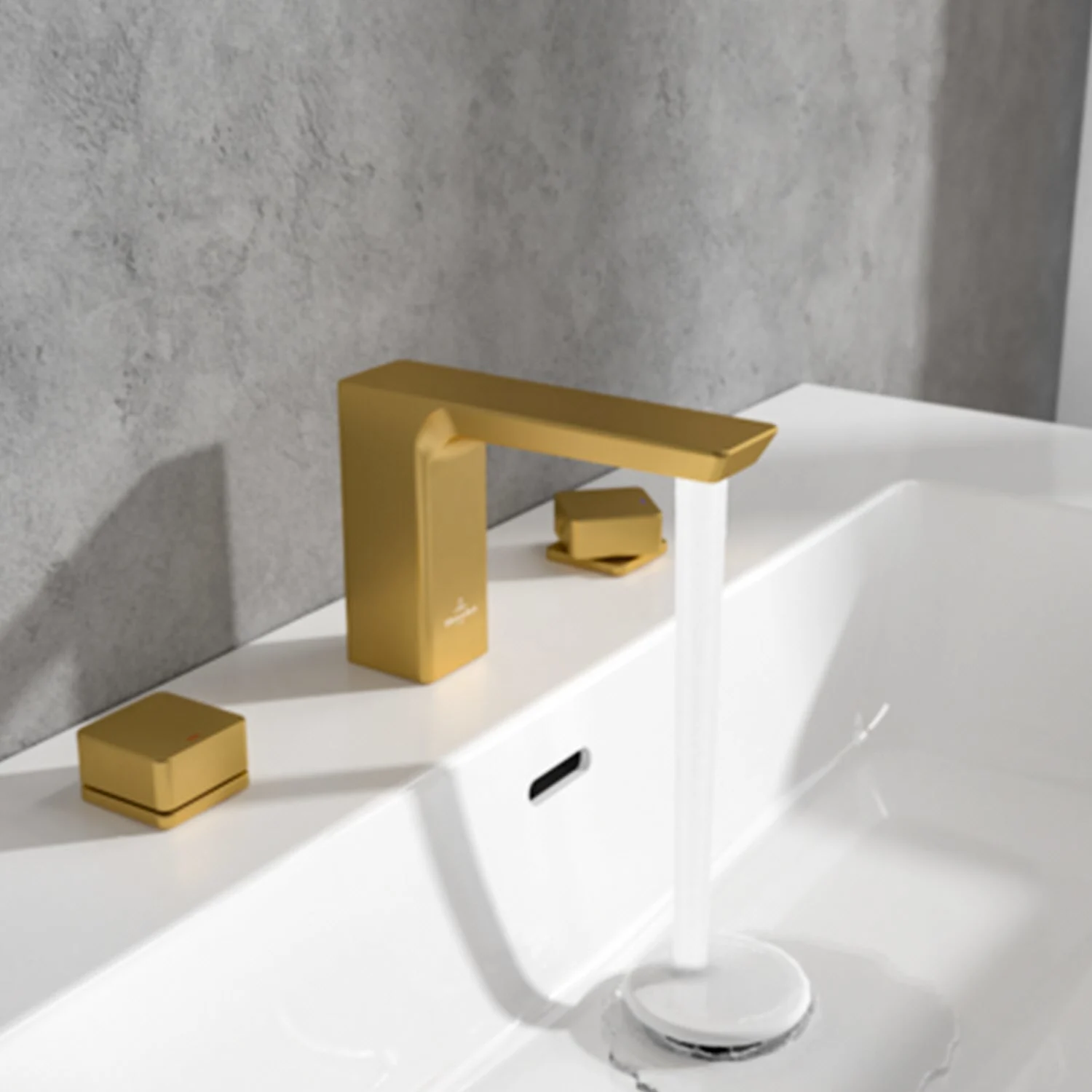 Złoty kran trzyotworowy z bieżącą wodą w łazience, Villeroy & Boch