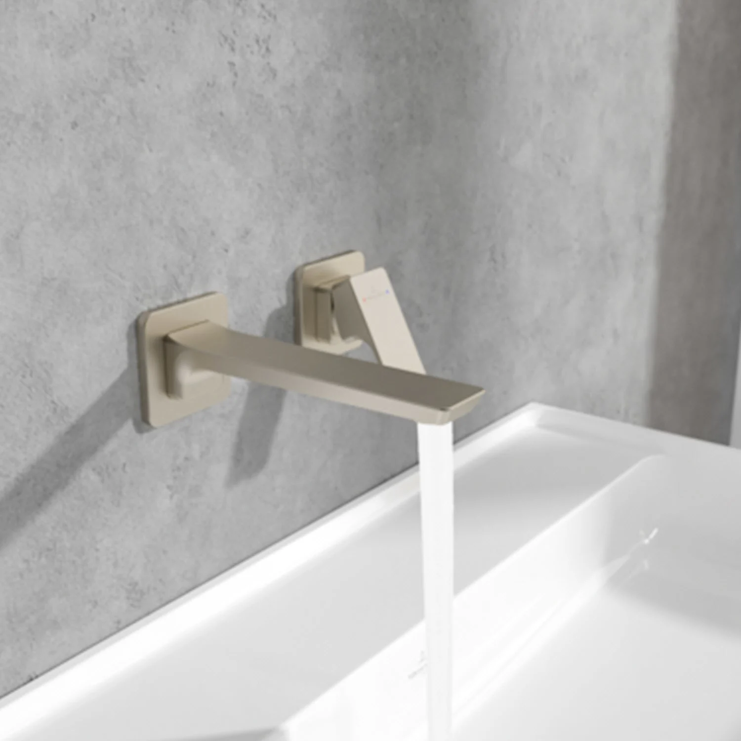 Beżowy kran ścienny z bieżącą wodą w łazience, Villeroy & Boch