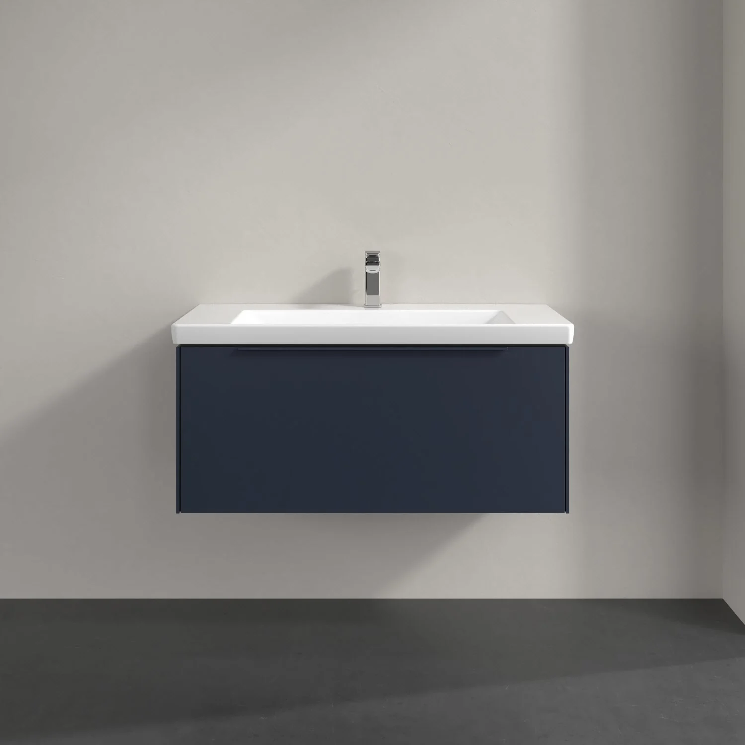 Umywalka z ciemnoniebieską szafką z bliska, Villeroy & Boch