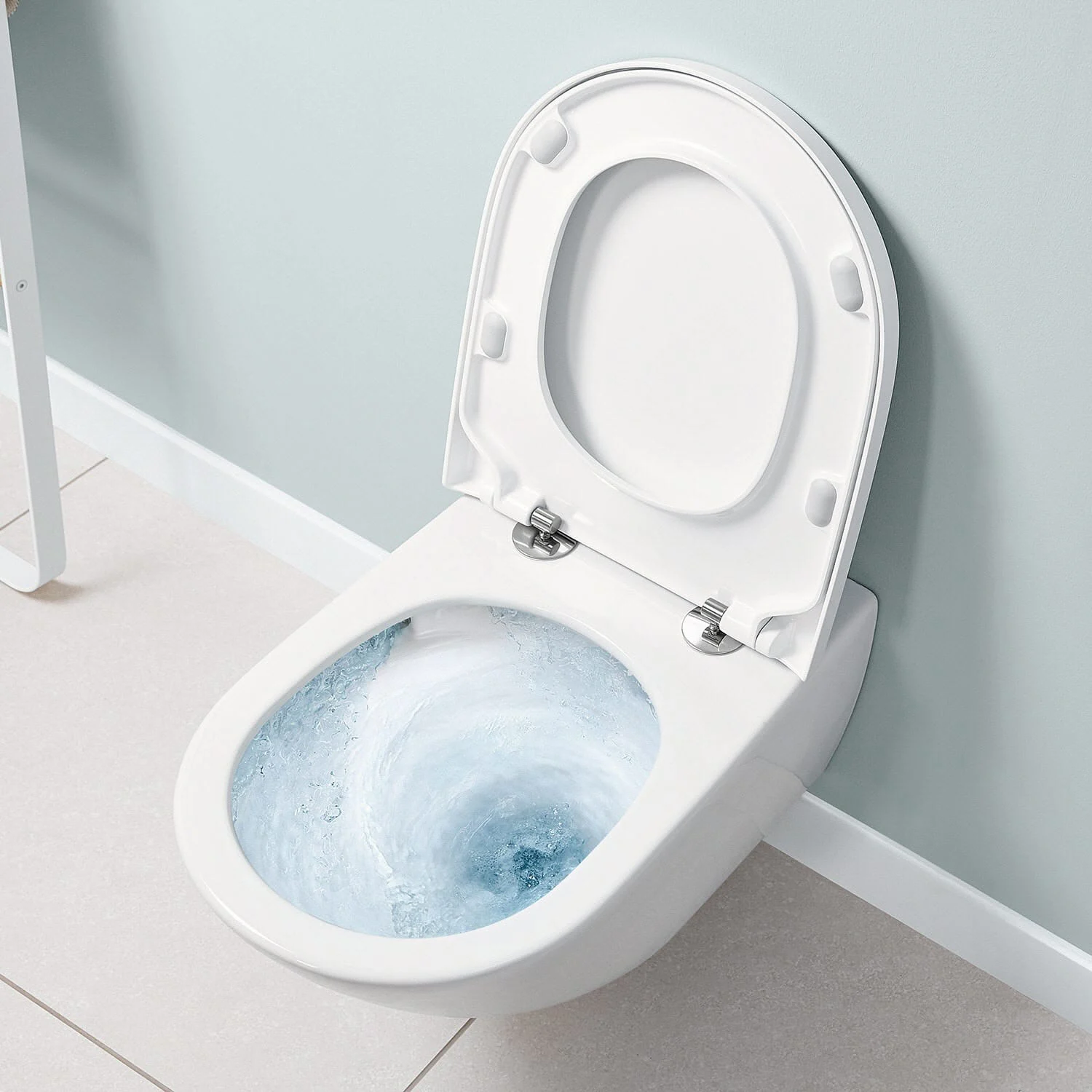 Toaleta z otwartą pokrywą i wirującą wodą, Villeroy & Boch