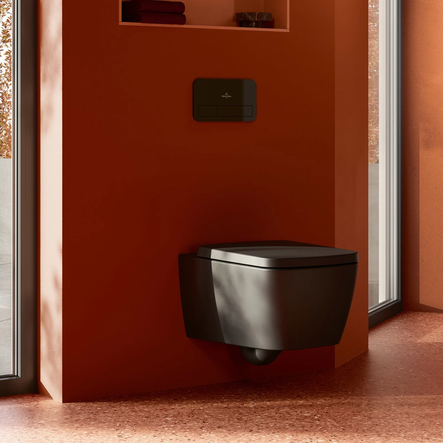 Wisząca toaleta na czerwonej ścianie w łazience, Villeroy & Boch
