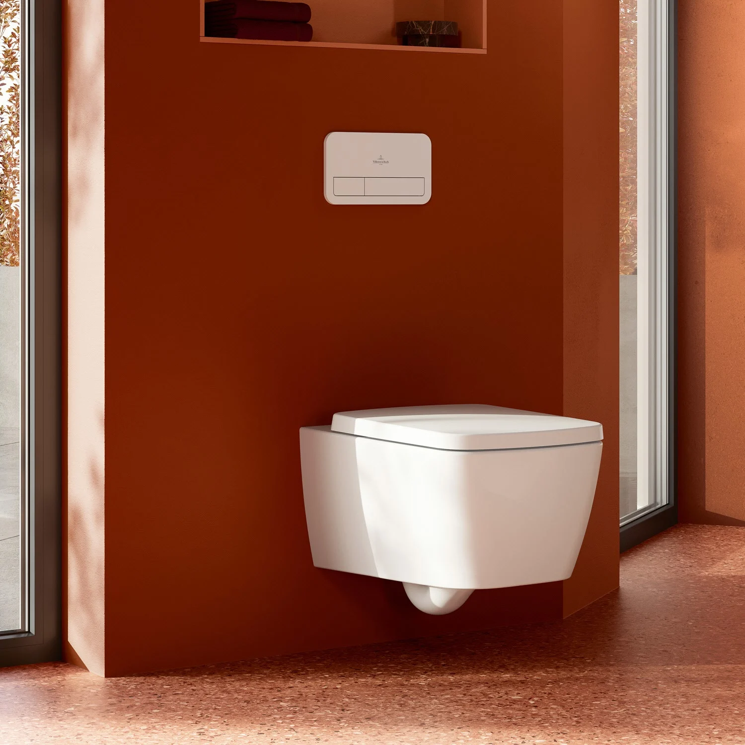 Wisząca toaleta na czerwonej ścianie w łazience, Villeroy & Boch