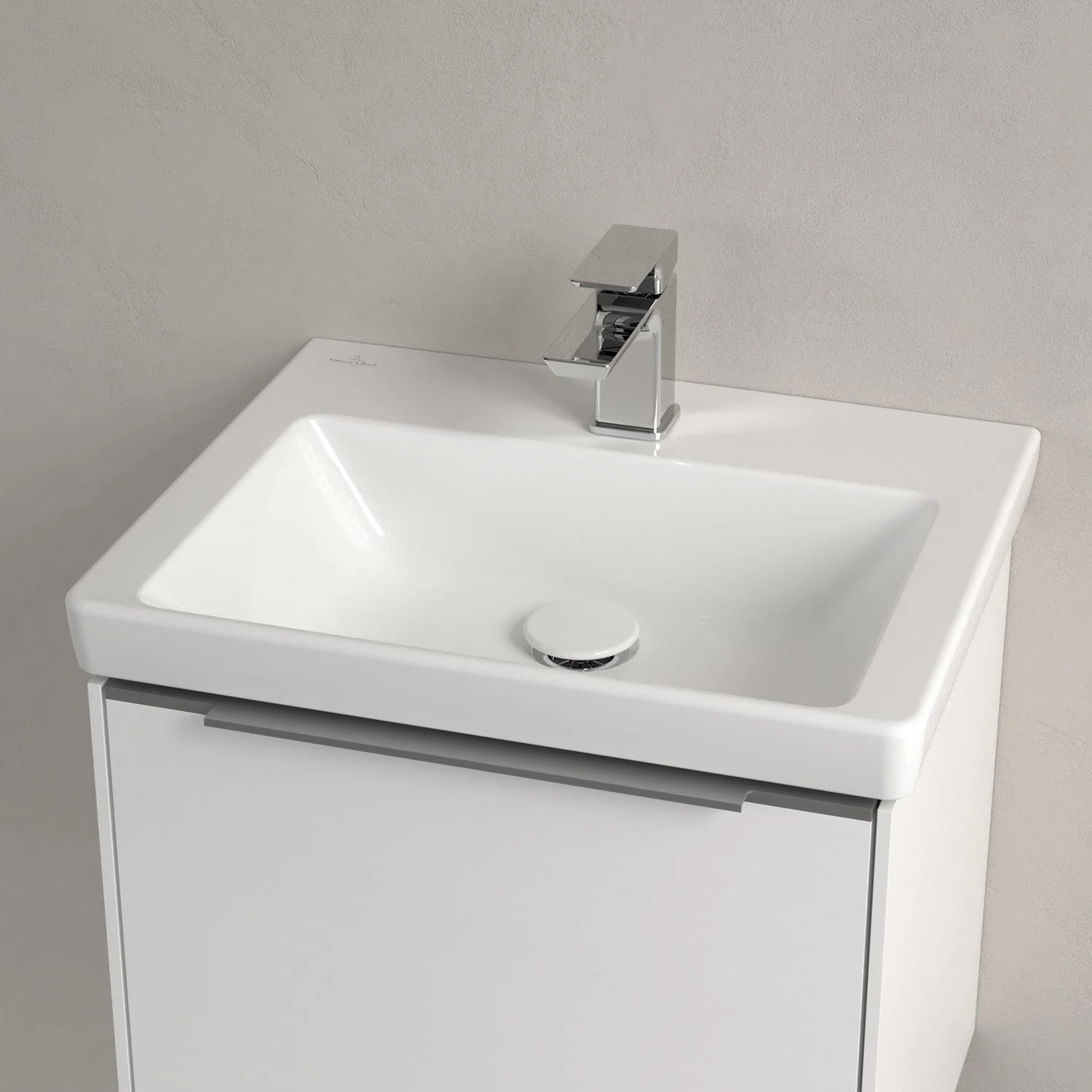 Zbliżenie na umywalkę z kranem, Villeroy & Boch