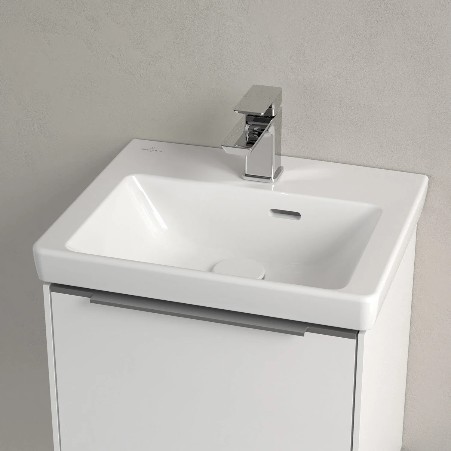 Zbliżenie na umywalkę z kranem, Villeroy & Boch