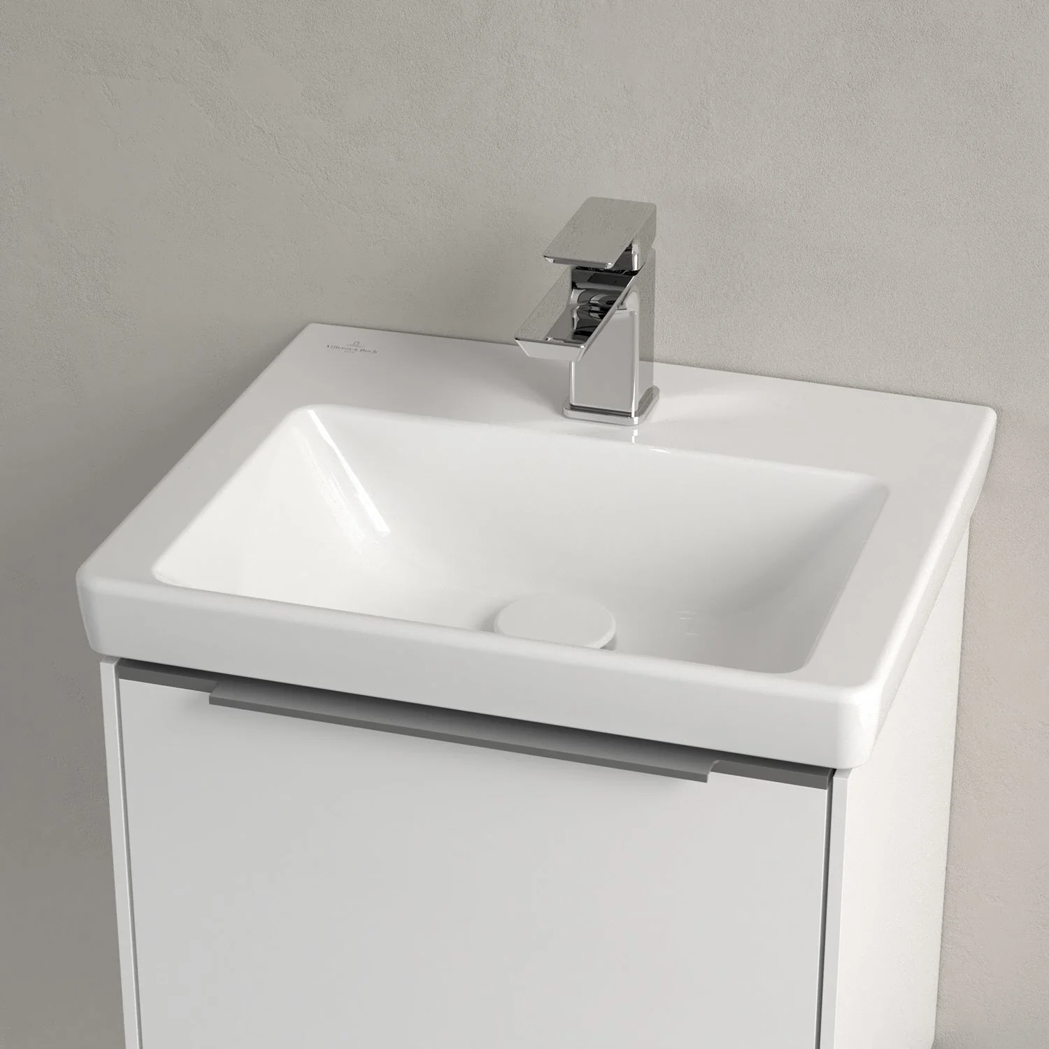 Zbliżenie na umywalkę z kranem, Villeroy & Boch