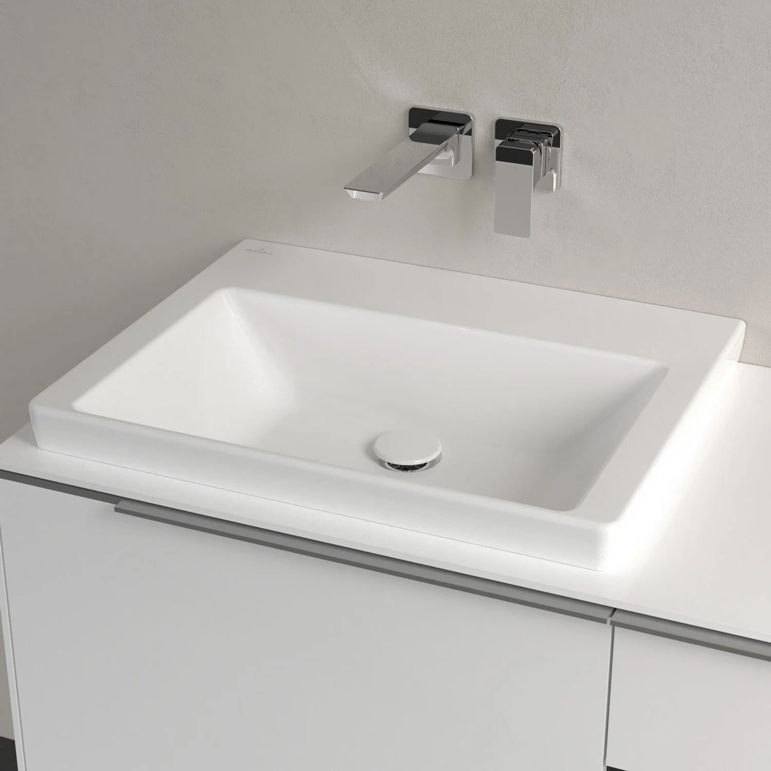 Zbliżenie na umywalkę z baterią ścienną, Villeroy & Boch
