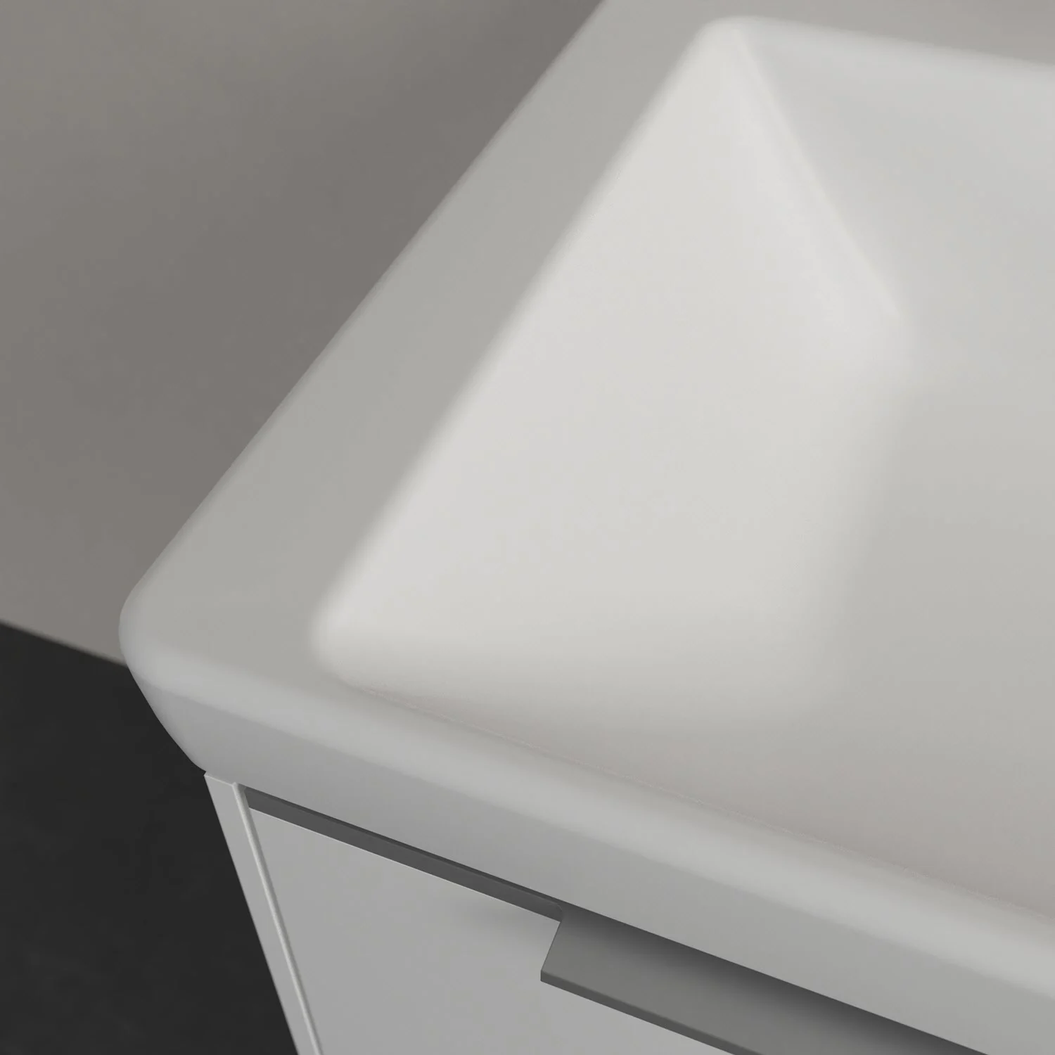 Zbliżenie na biały narożnik umywalki, Villeroy & Boch