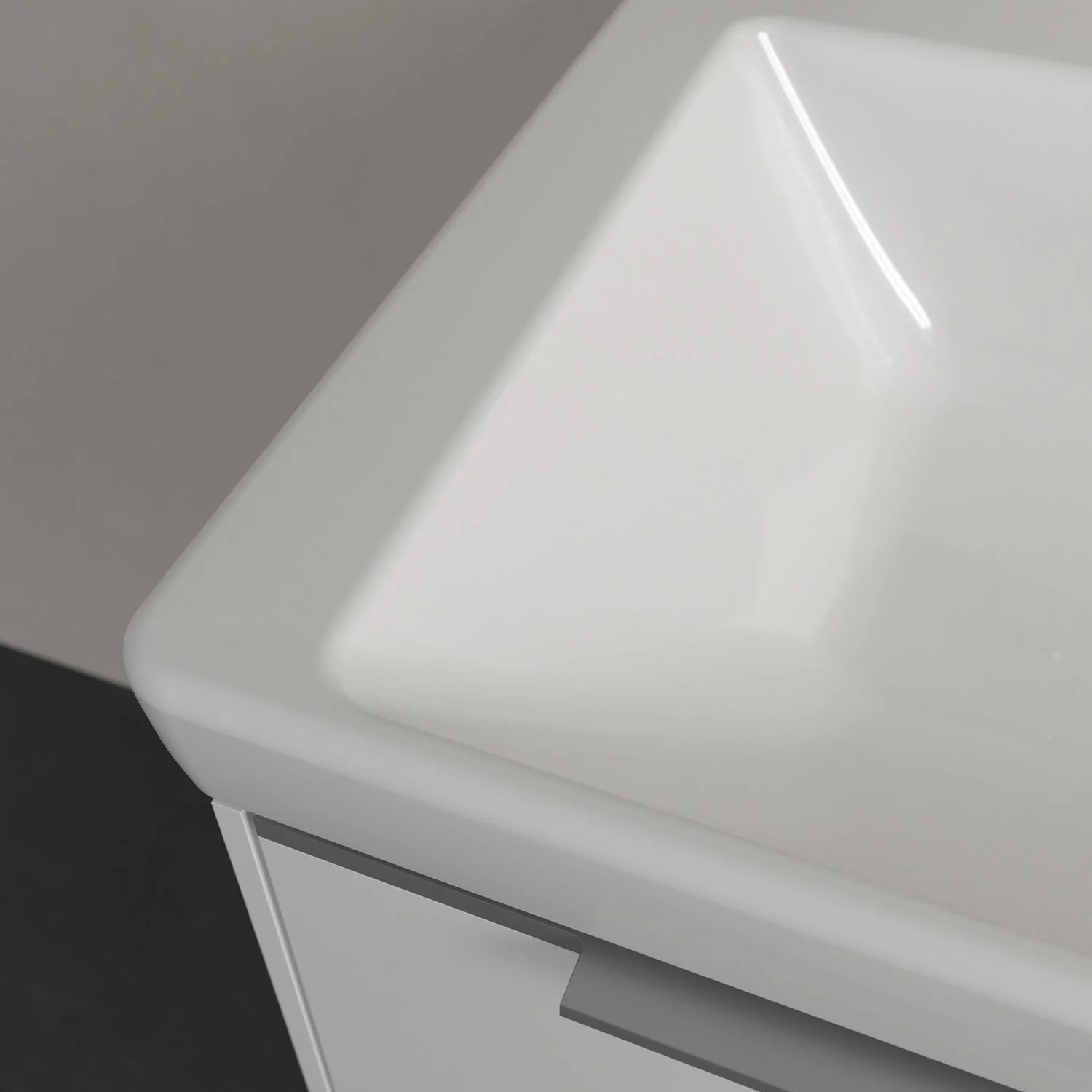 Zbliżenie na biały narożnik umywalki, Villeroy & Boch