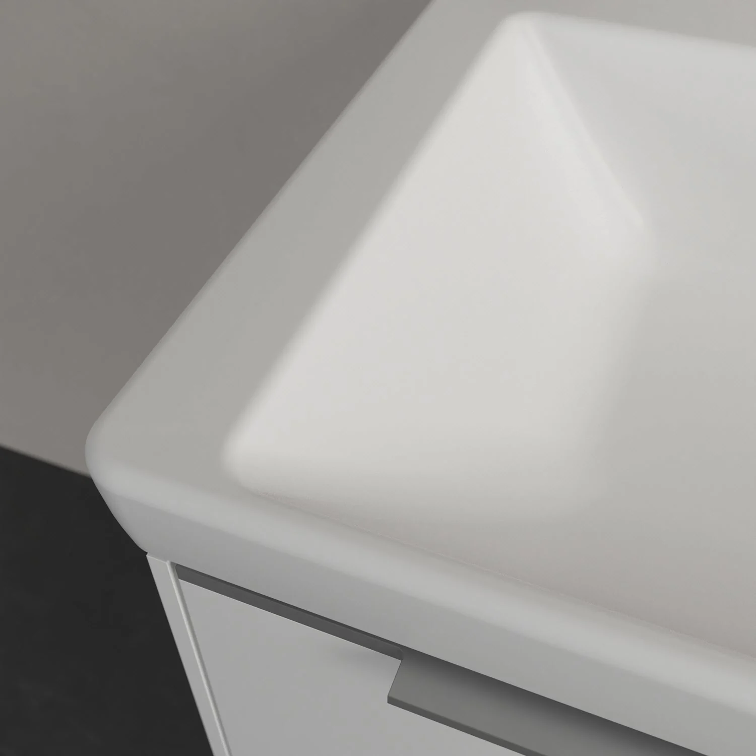 Zbliżenie białej umywalki z szafką, Villeroy & Boch