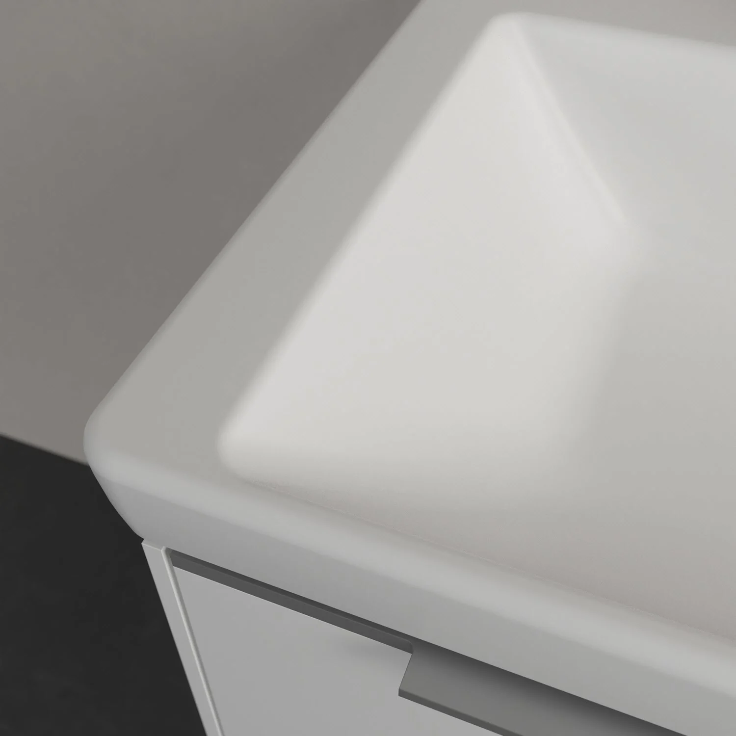 Zbliżenie białej umywalki z szafką, Villeroy & Boch