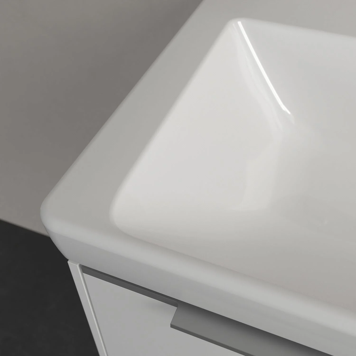 Zbliżenie narożnika białej umywalki, Villeroy & Boch