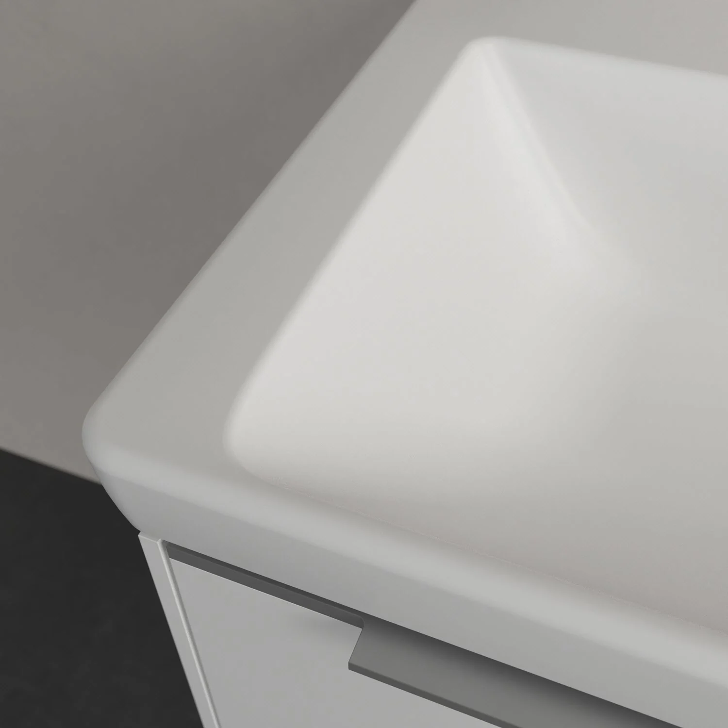 Zbliżenie narożnika białej umywalki, Villeroy & Boch