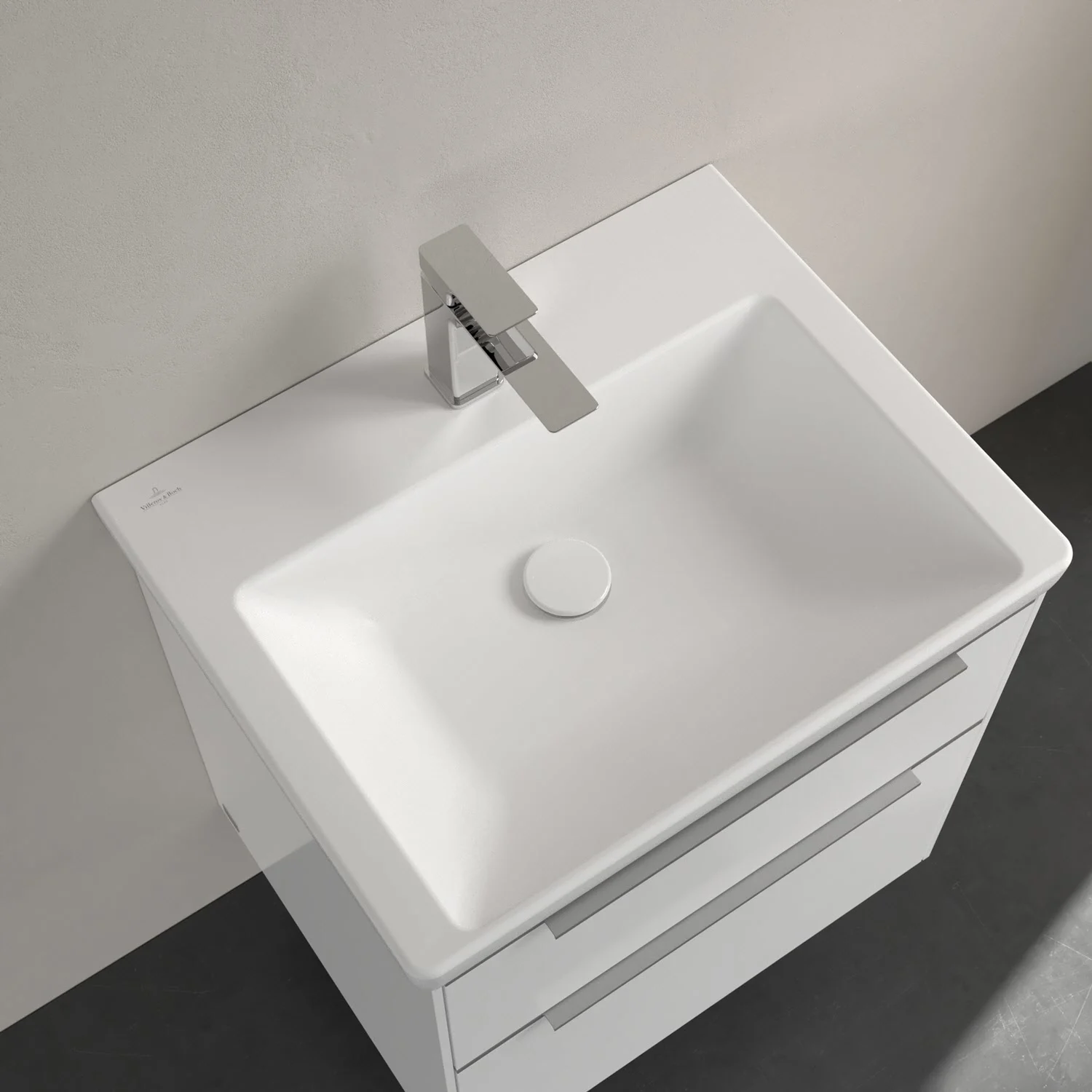 Zbliżenie na umywalkę z kranem, Villeroy & Boch