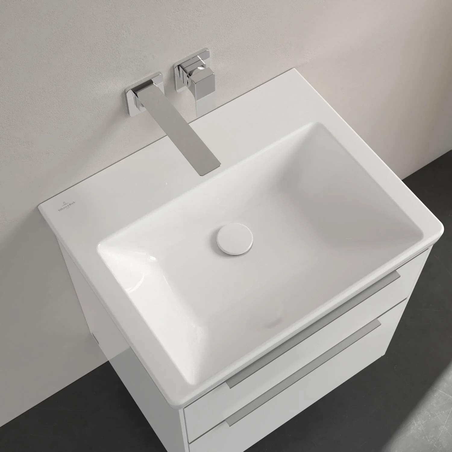 Zbliżenie na umywalkę z kranem, Villeroy & Boch
