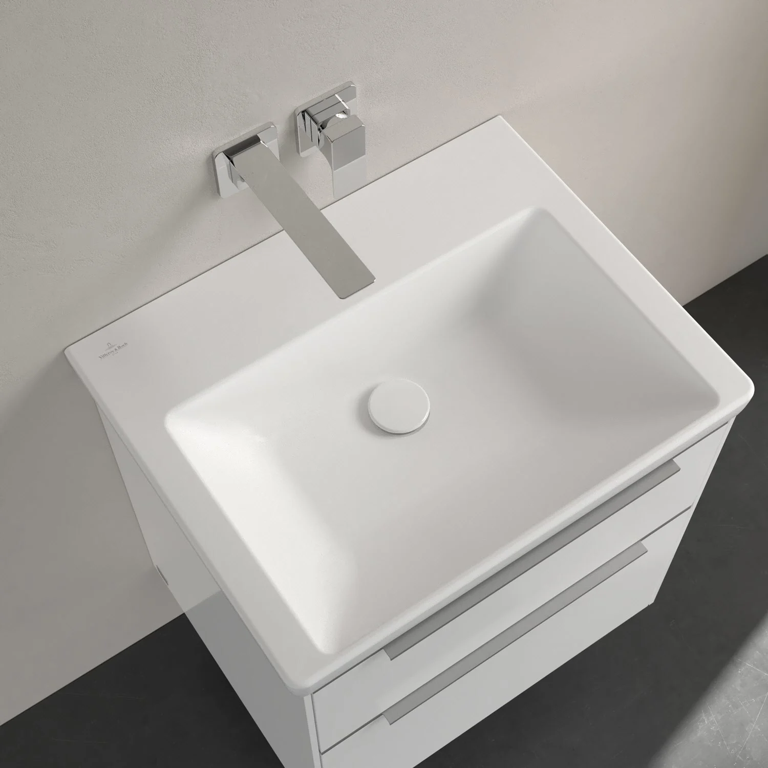 Zbliżenie na umywalkę z kranem, Villeroy & Boch