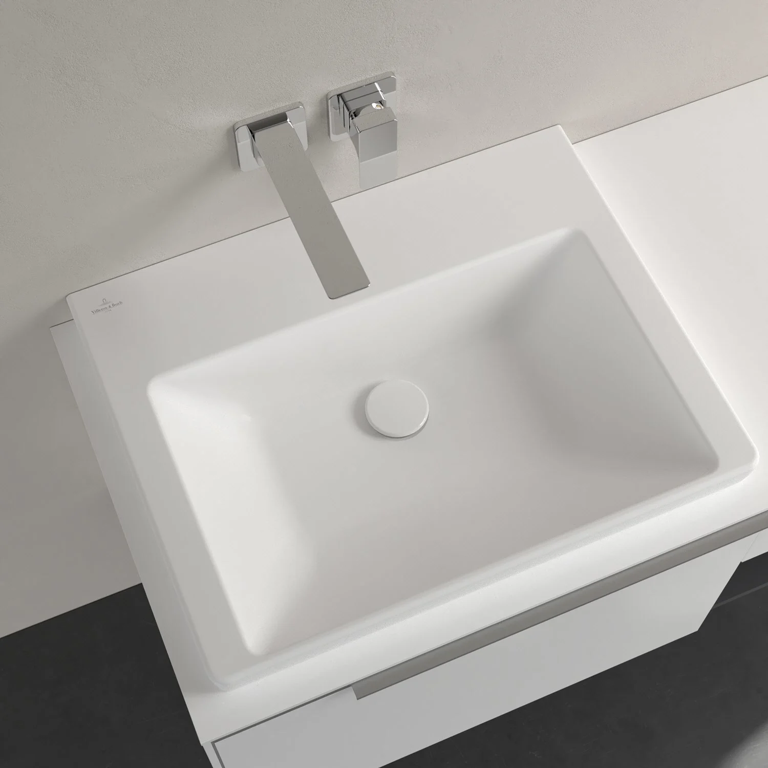 Umywalka z baterią ścienną w zbliżeniu, Villeroy & Boch