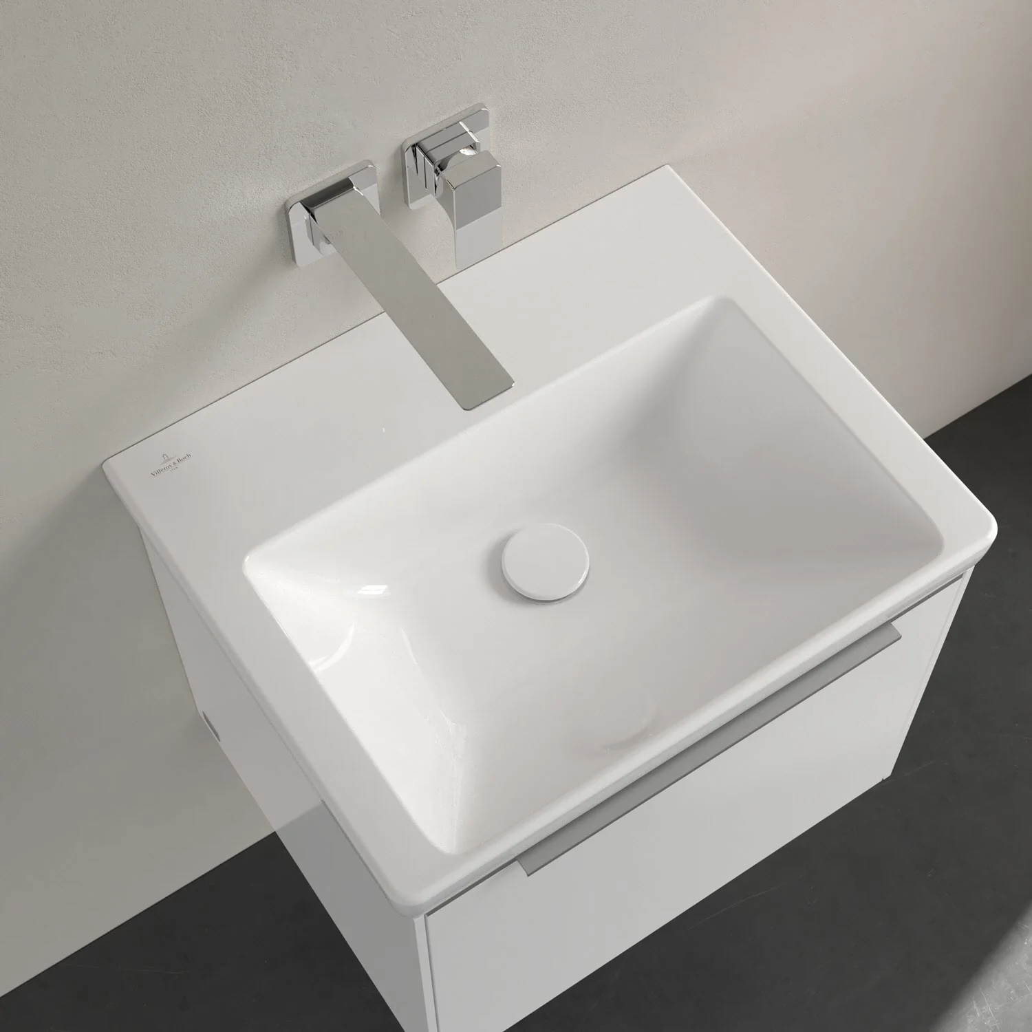 Pojedyncza umywalka z baterią ścienną w nowoczesnej łazience, Villeroy & Boch