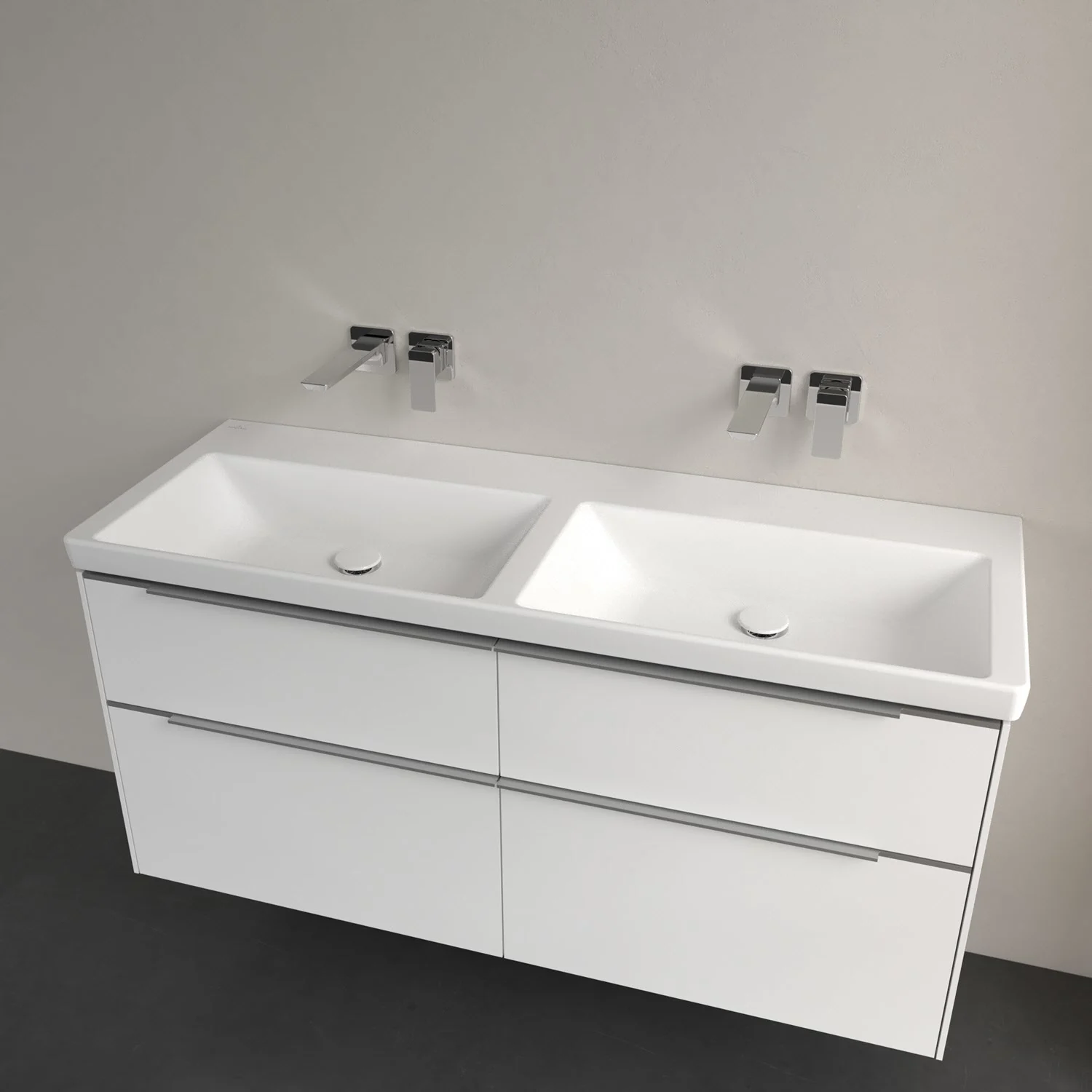 Zbliżenie na podwójną umywalkę z kranami ściennymi, Villeroy & Boch