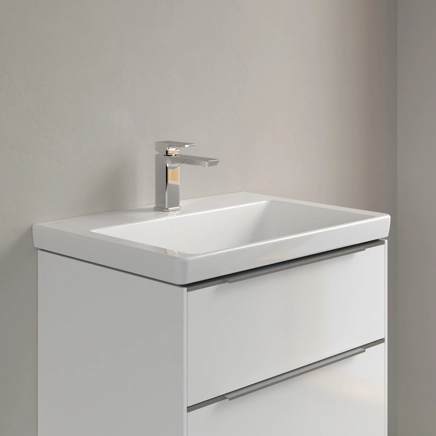 Biała umywalka z baterią stojącą w łazience, Villeroy & Boch