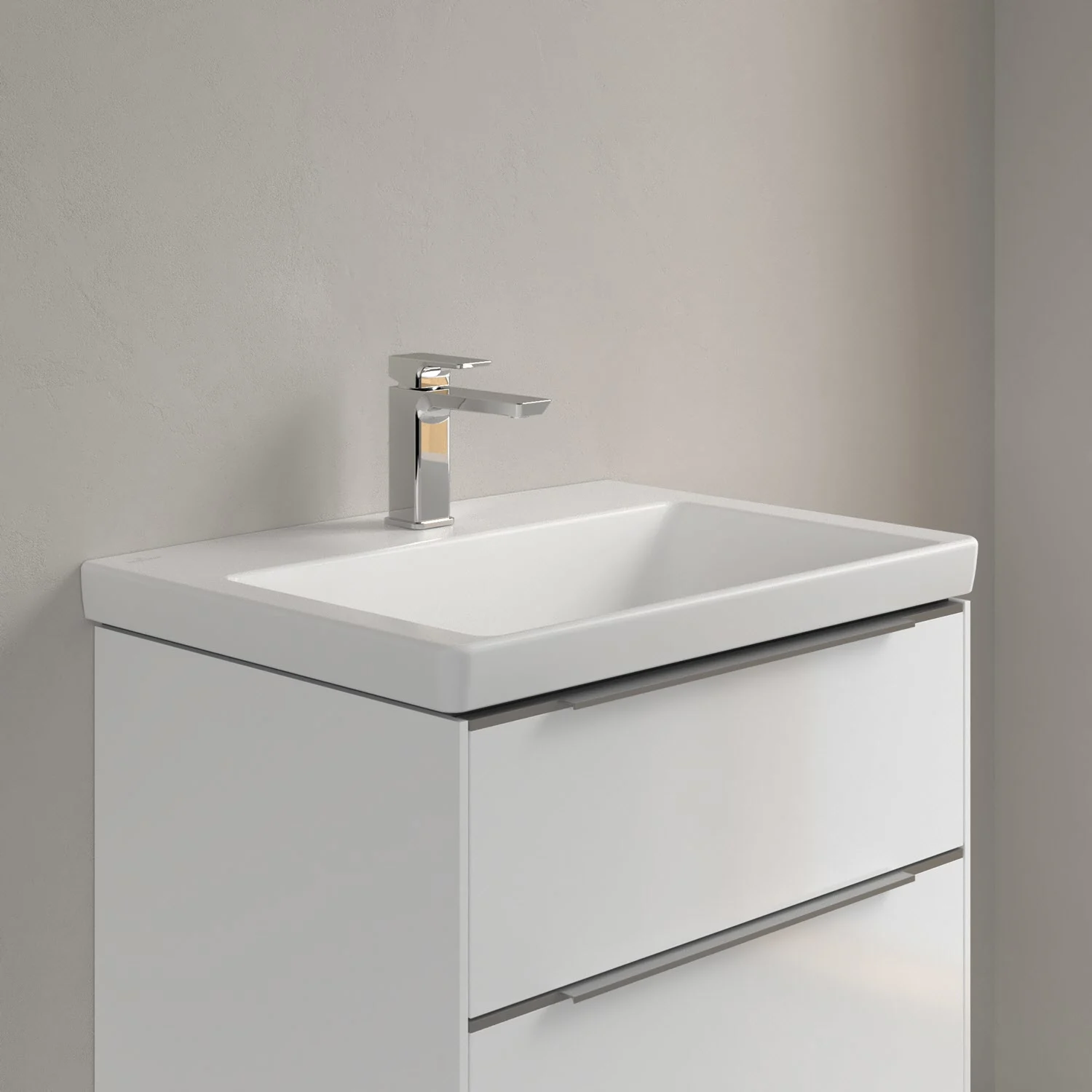 Biała umywalka z baterią stojącą w łazience, Villeroy & Boch