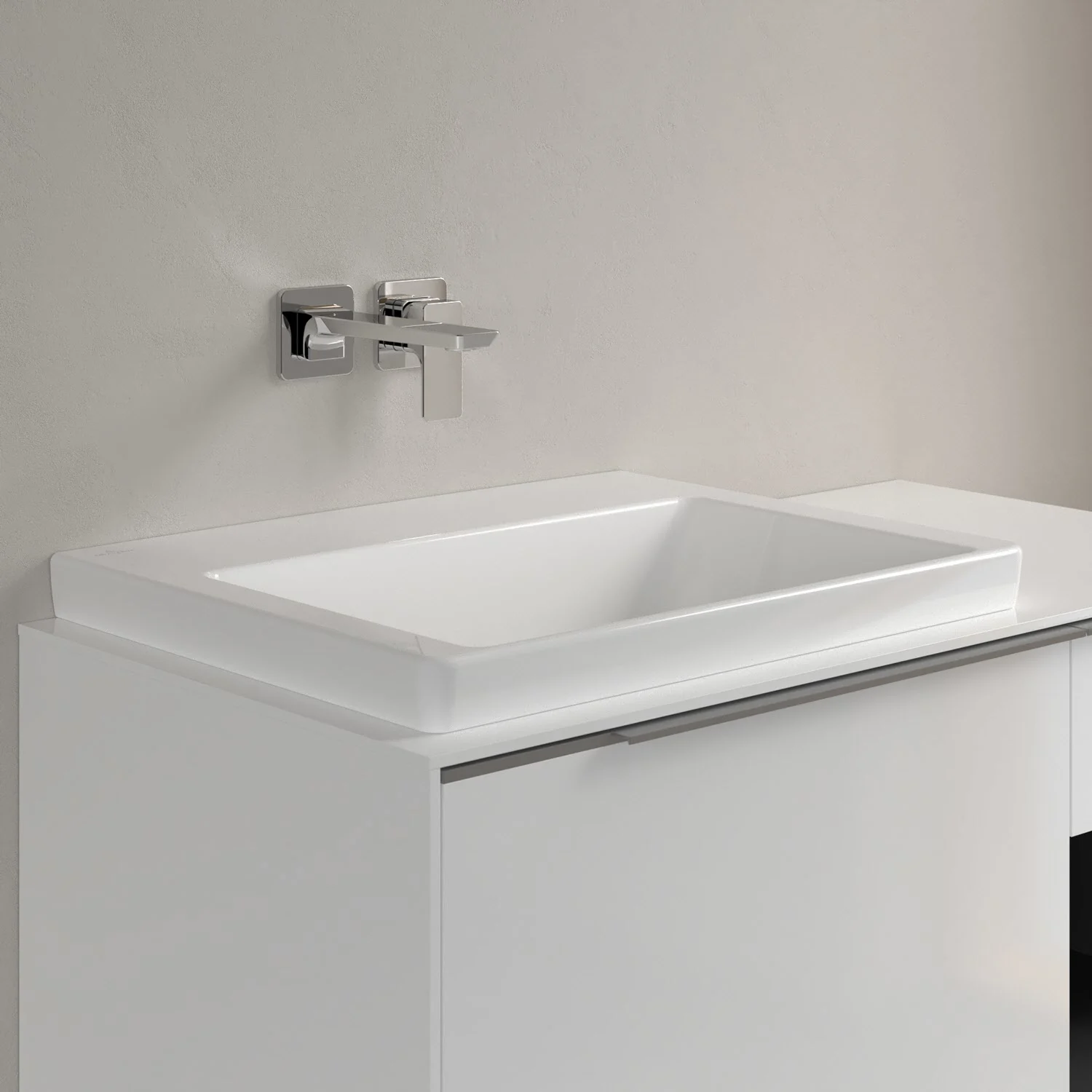 Biała umywalka z baterią ścienną w łazience, Villeroy & Boch