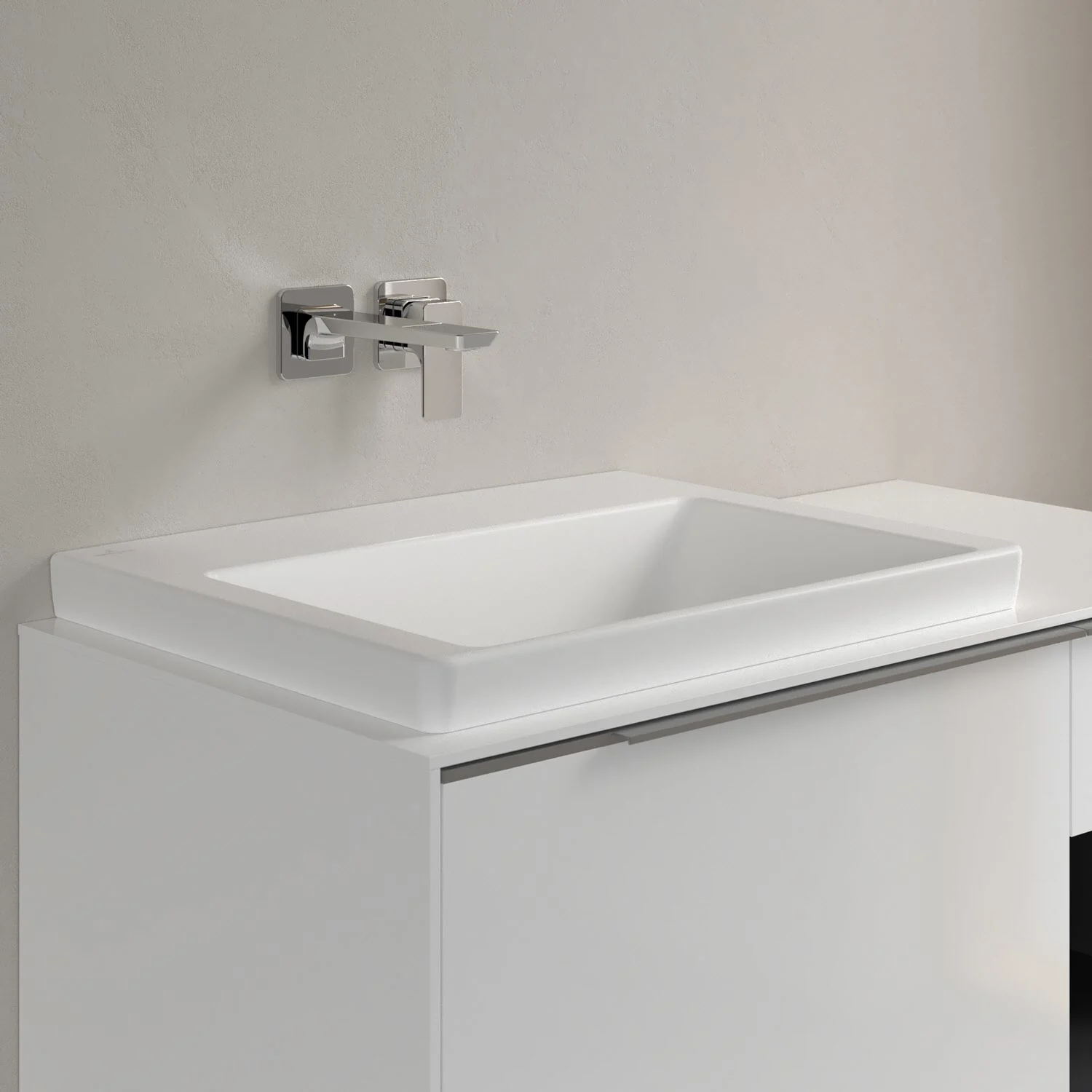 Zbliżenie na umywalkę z baterią ścienną, Villeroy & Boch