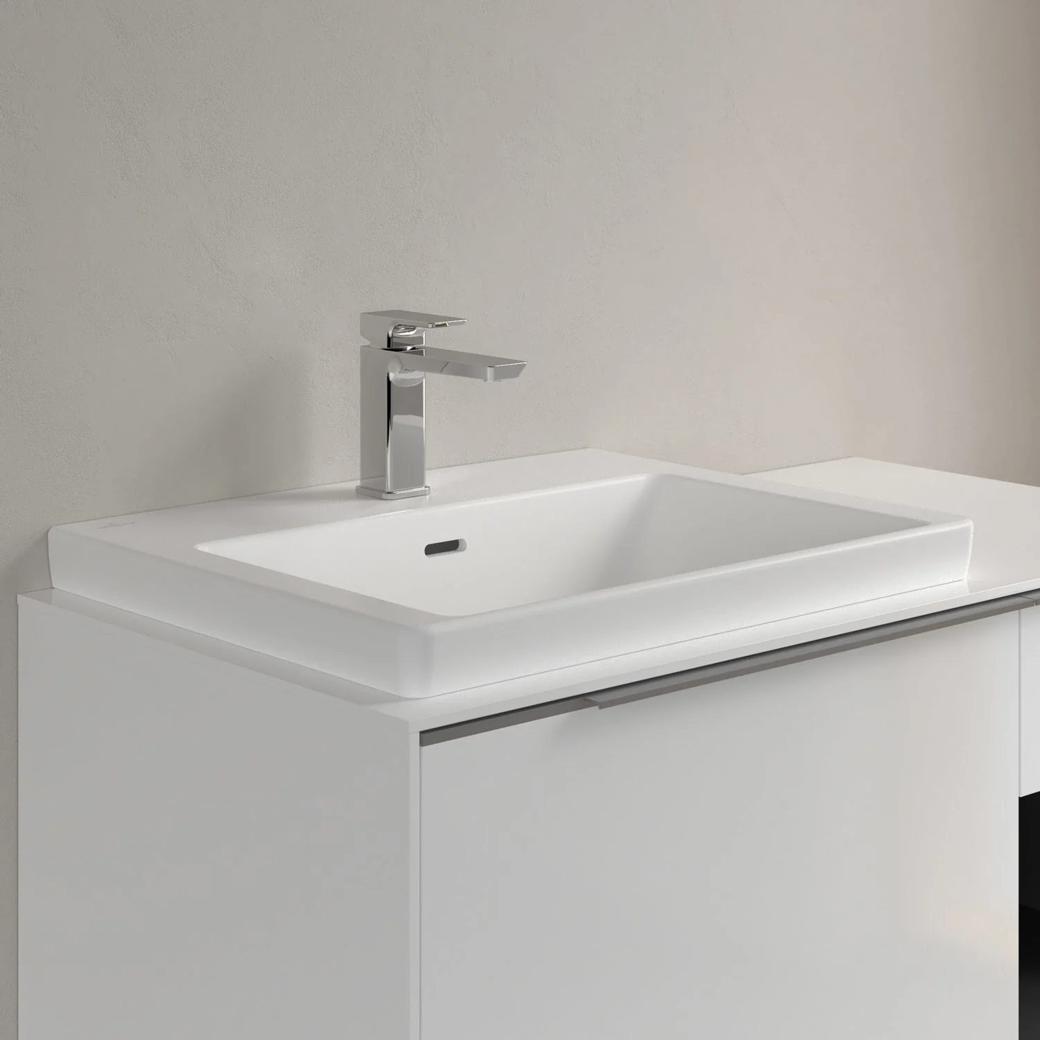 Zbliżenie na umywalkę z baterią, Villeroy & Boch
