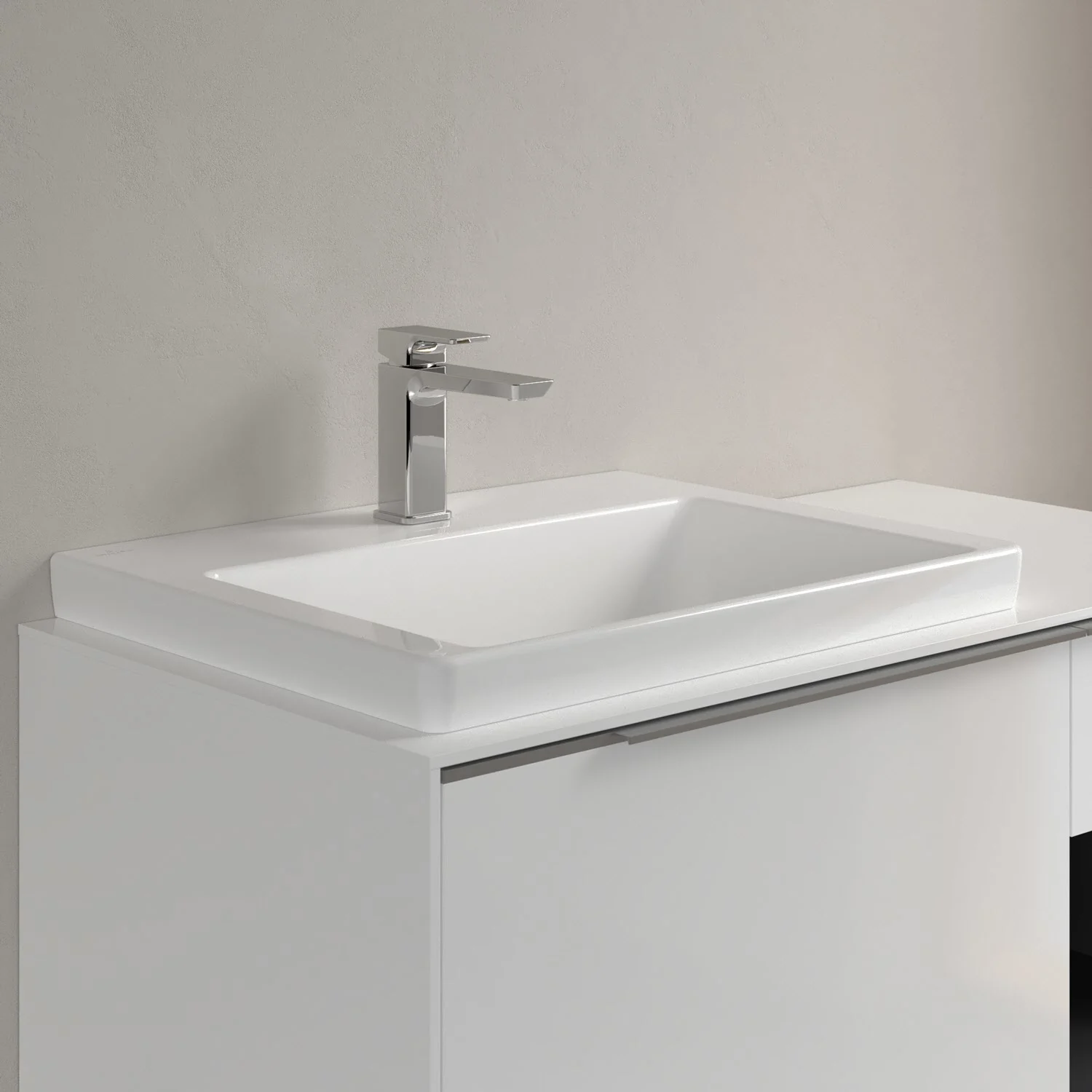 Zbliżenie na umywalkę z baterią, Villeroy & Boch