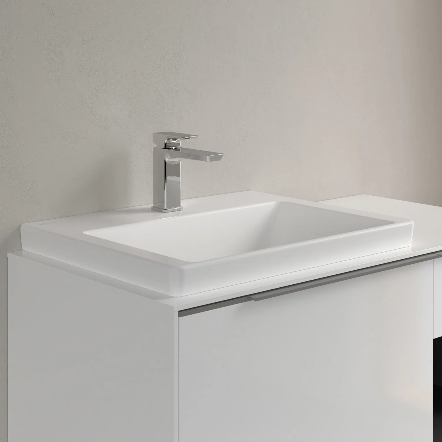 Zbliżenie na umywalkę z baterią, Villeroy & Boch