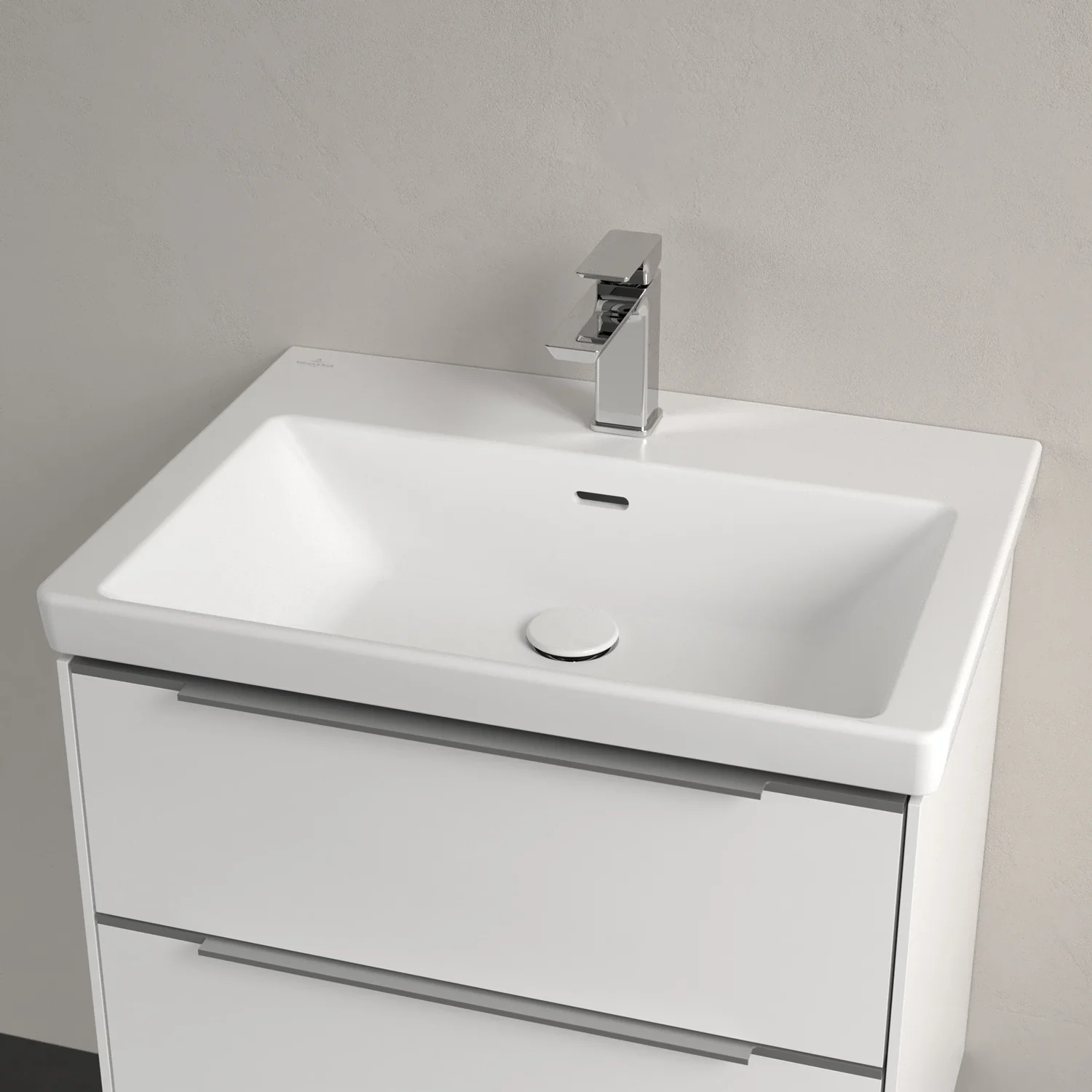 Zbliżenie białej umywalki z kranem, Villeroy & Boch