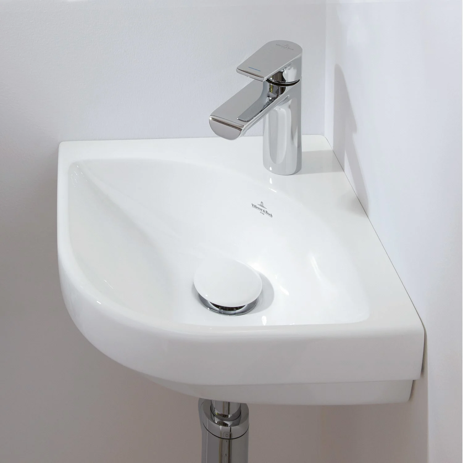 Narożna umywalka z kranem w białej łazience, Villeroy & Boch