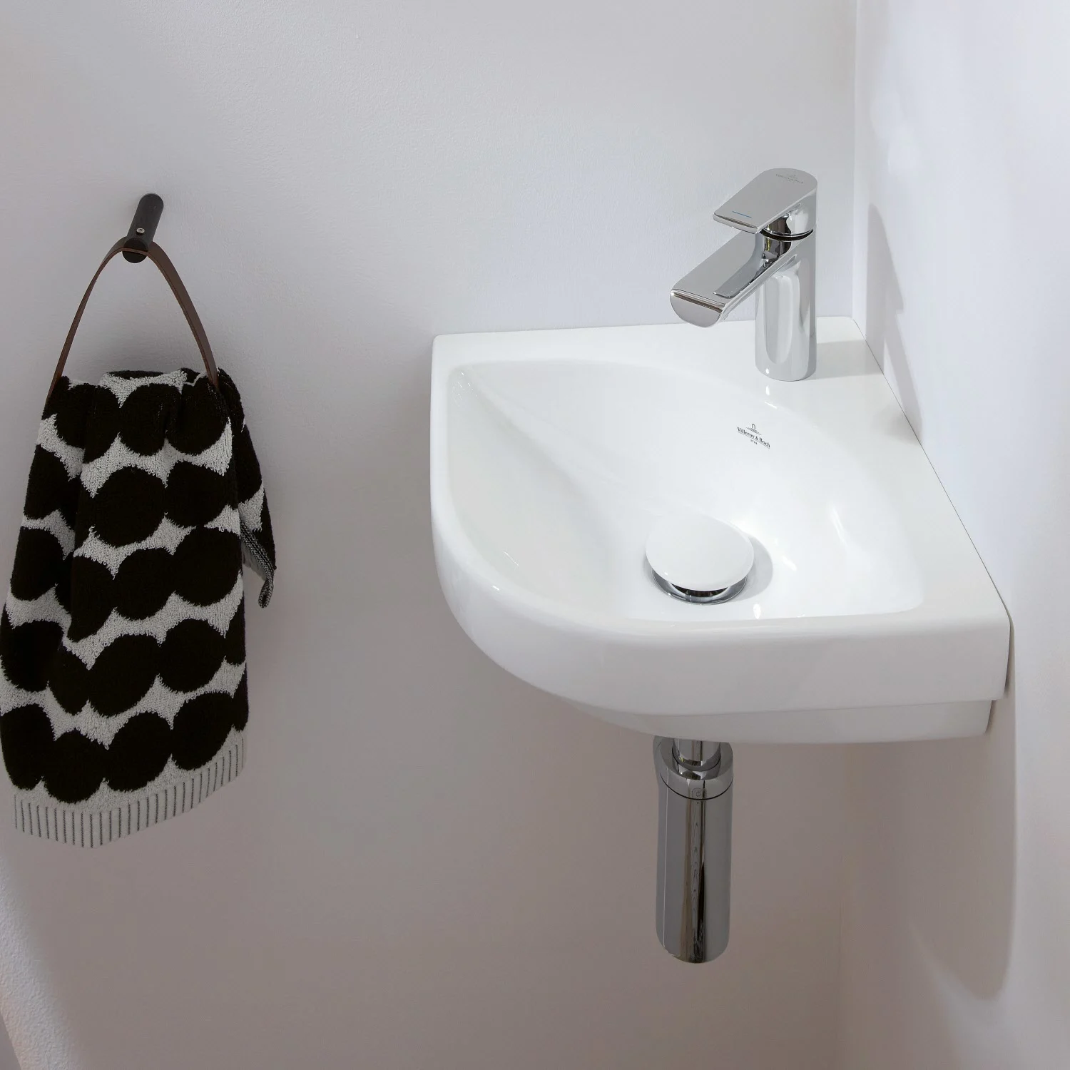 Narożna umywalka z uchwytem na ręcznik w łazience, Villeroy & Boch