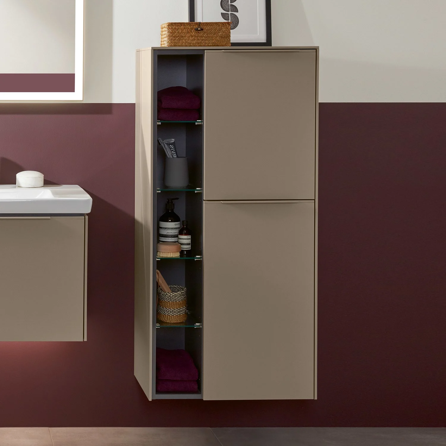 Beżowa szafka wisząca w łazience, Villeroy & Boch