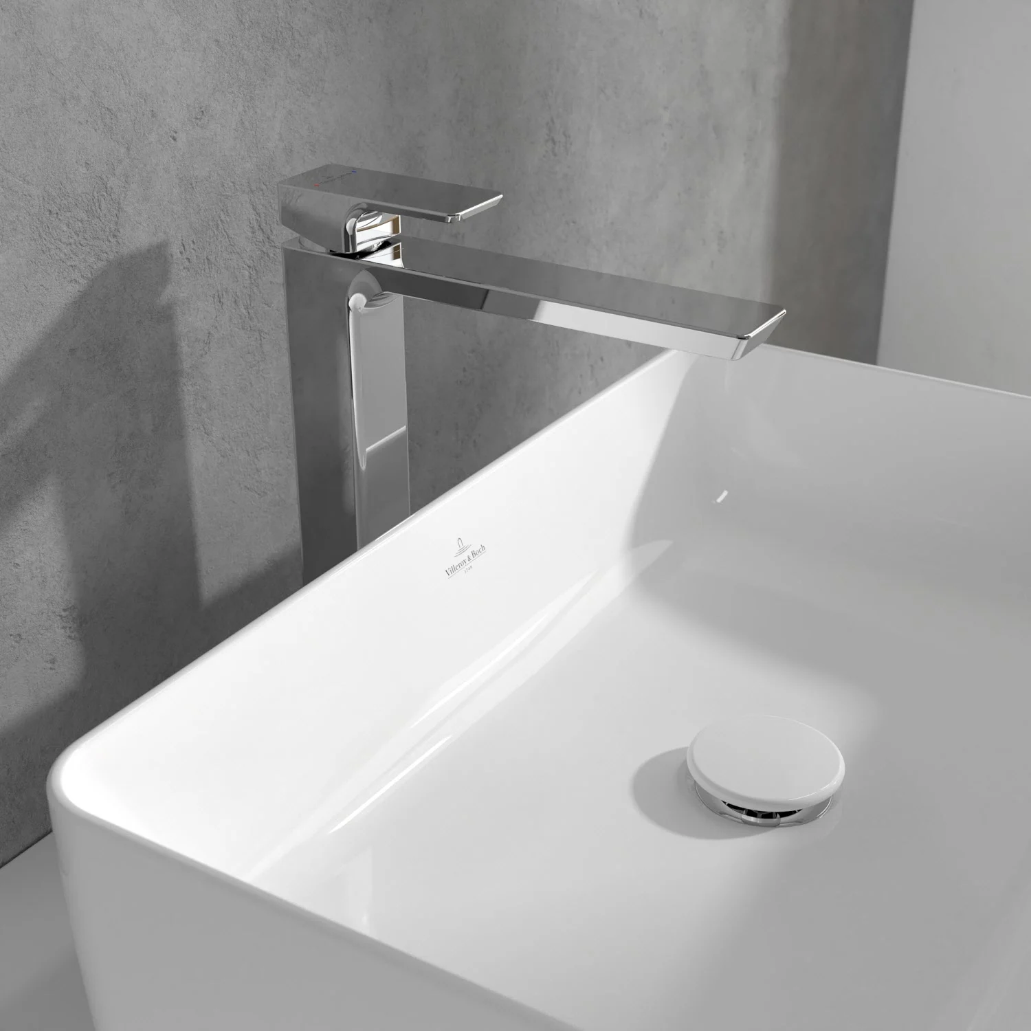 Chromowana wysoka bateria obok umywalki, Villeroy & Boch