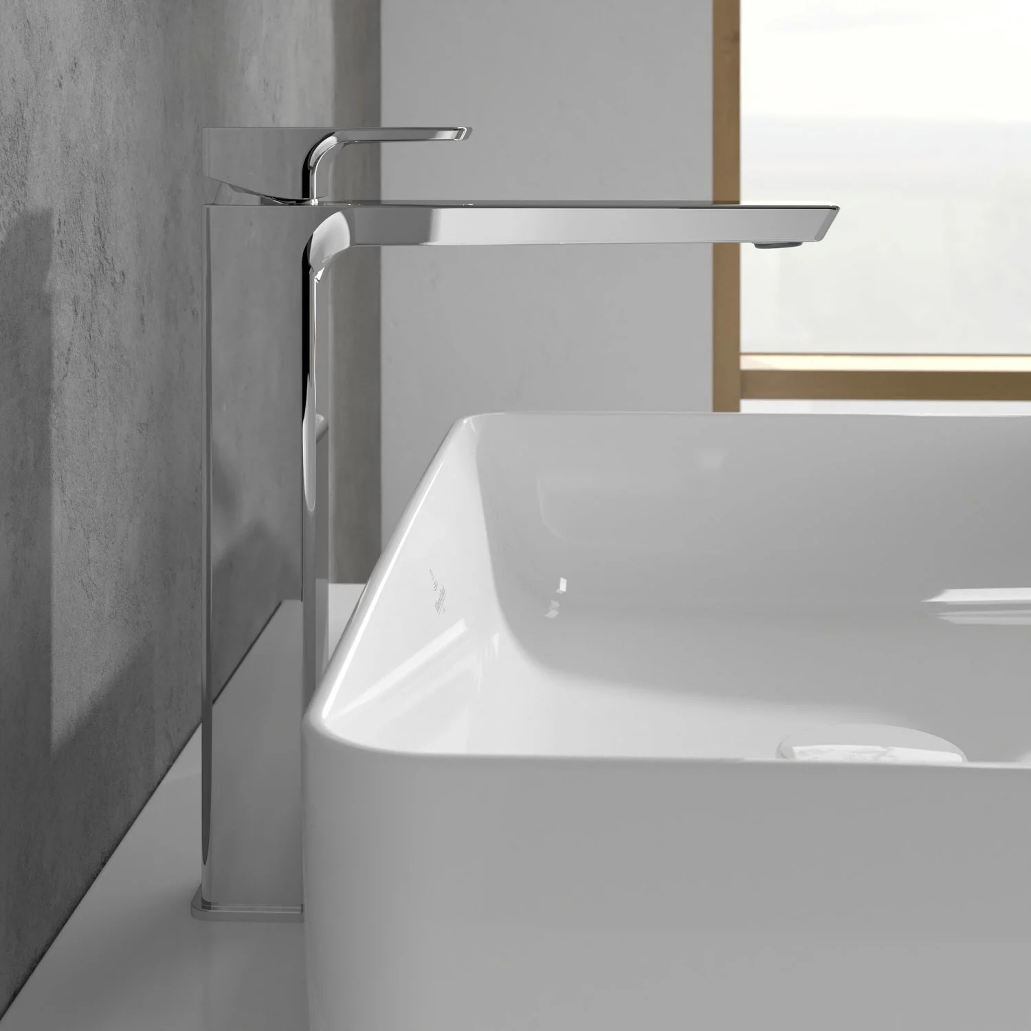 Zbliżenie na chromowaną baterię obok umywalki, Villeroy & Boch