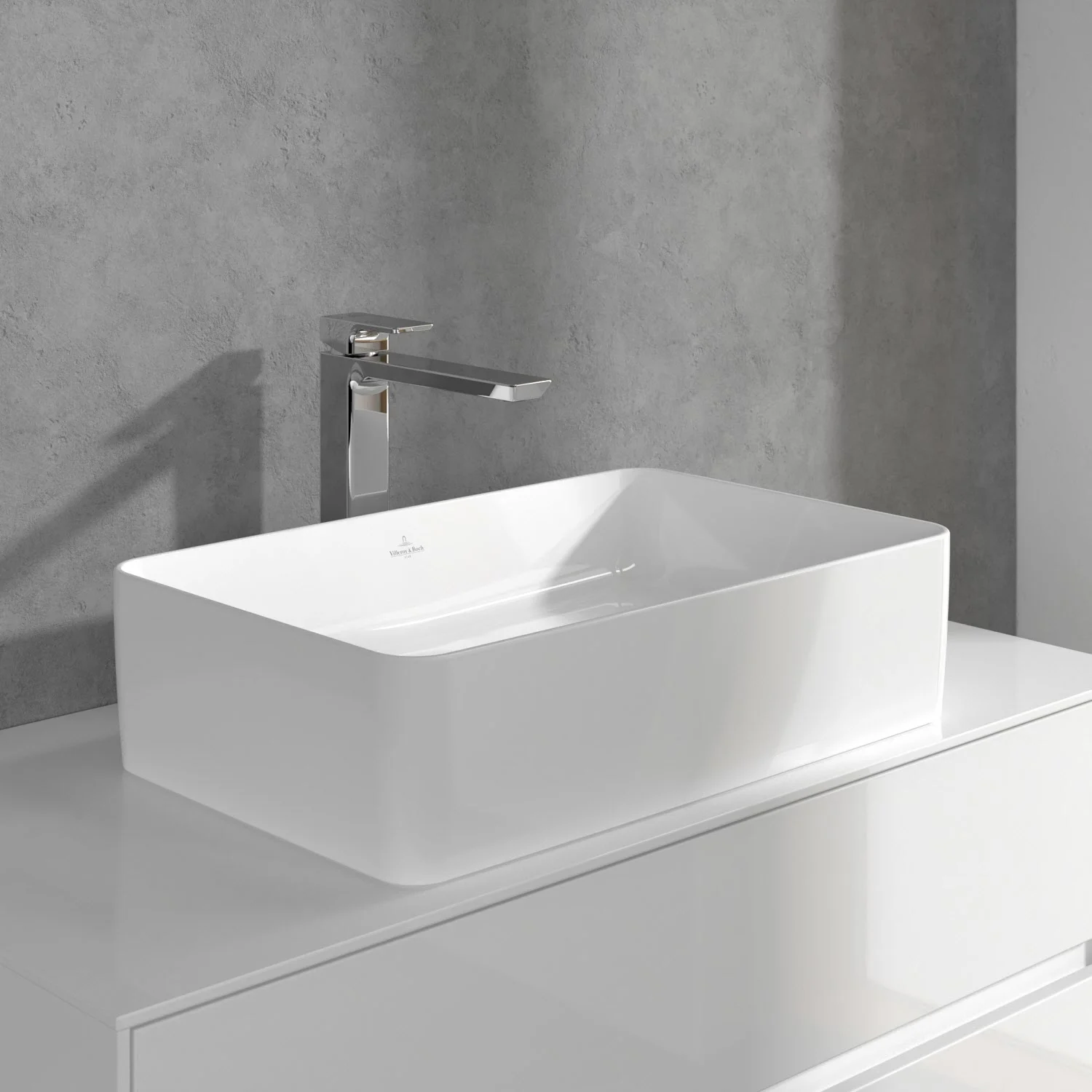 Biała umywalka z chromowaną baterią zbliżenie, Villeroy & Boch