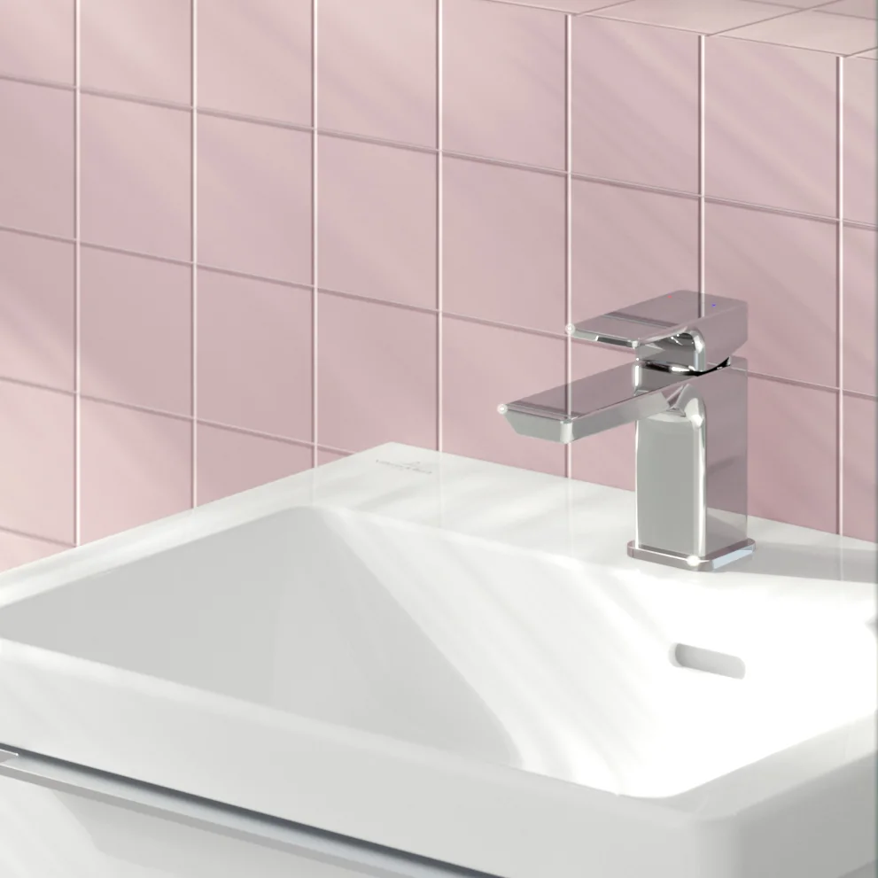 Chromowana bateria na białej umywalce w łazience, Villeroy & Boch