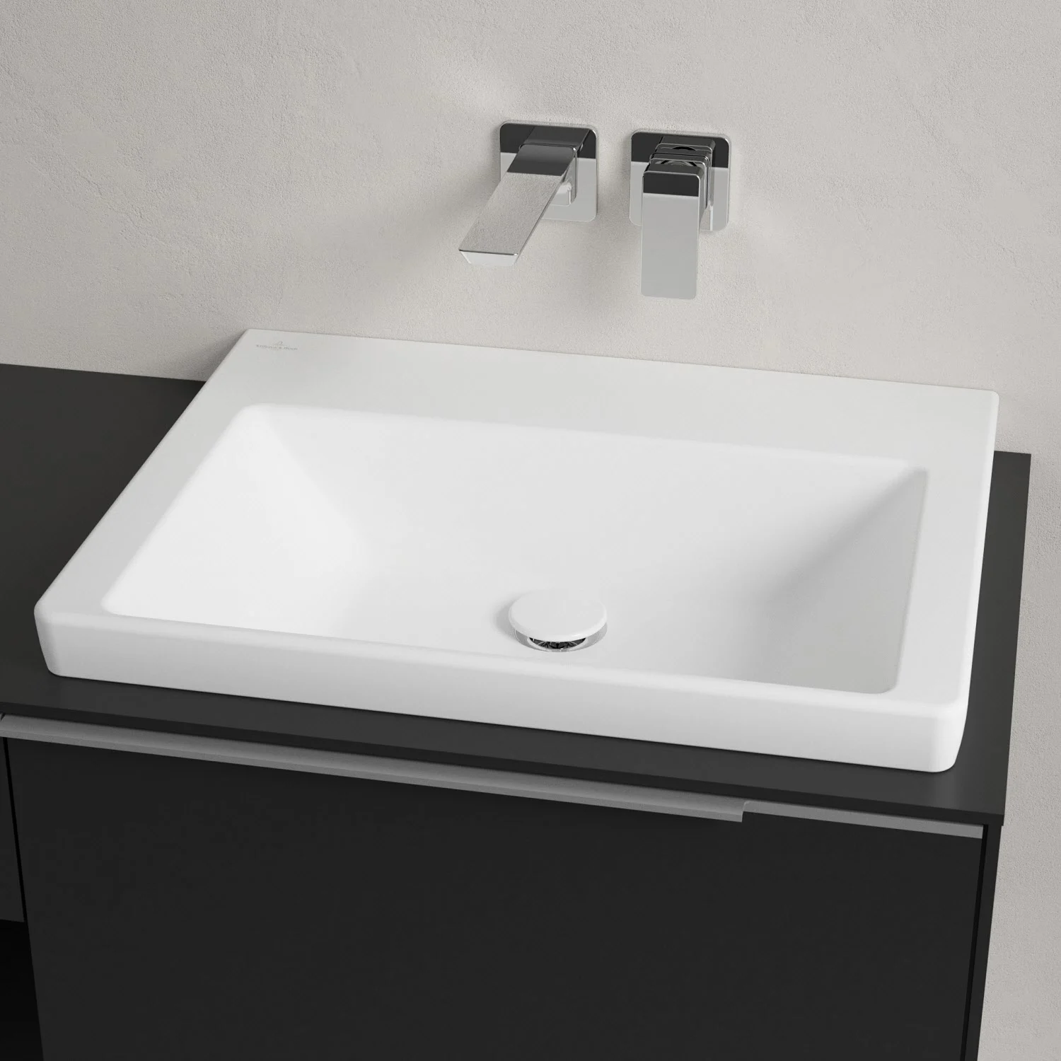 Umywalka z baterią ścienną na ciemnej powierzchni, Villeroy & Boch