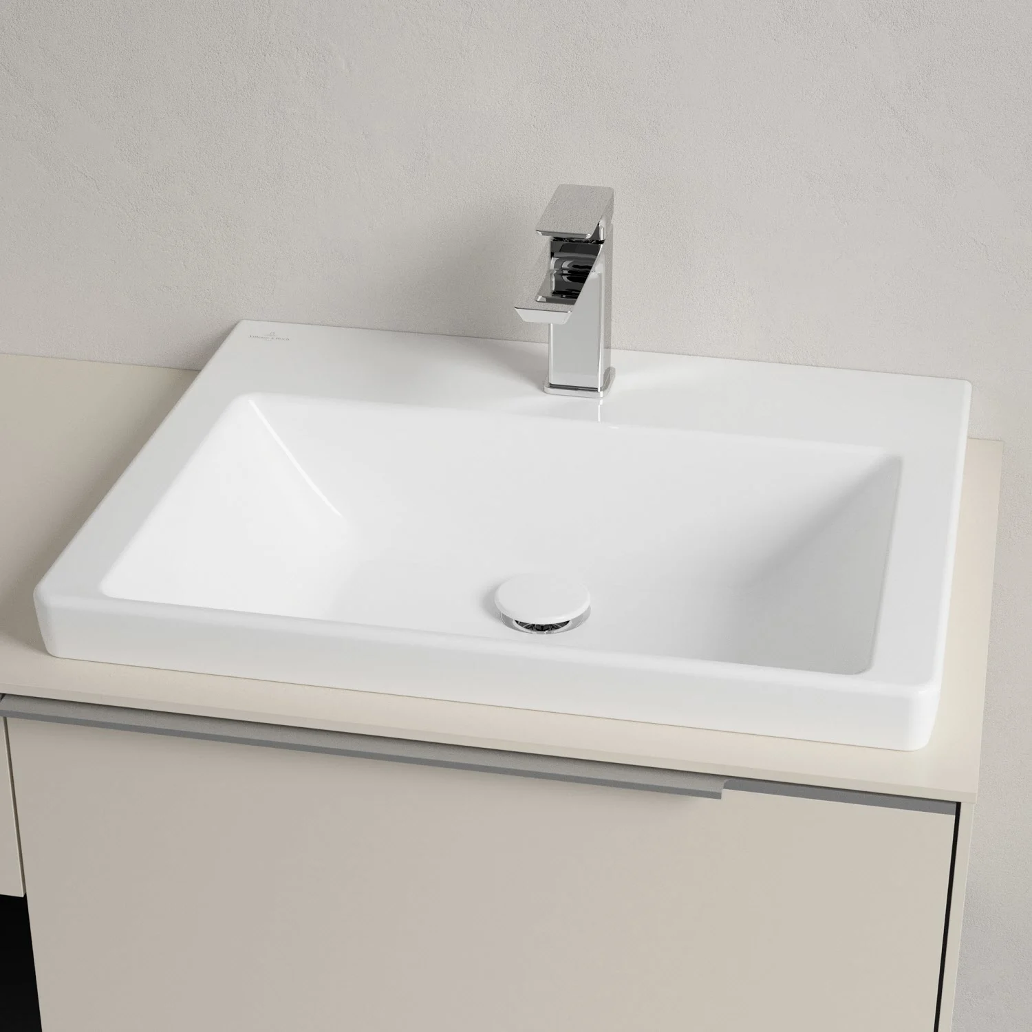 Umywalka z baterią na jasnej szafce, Villeroy & Boch