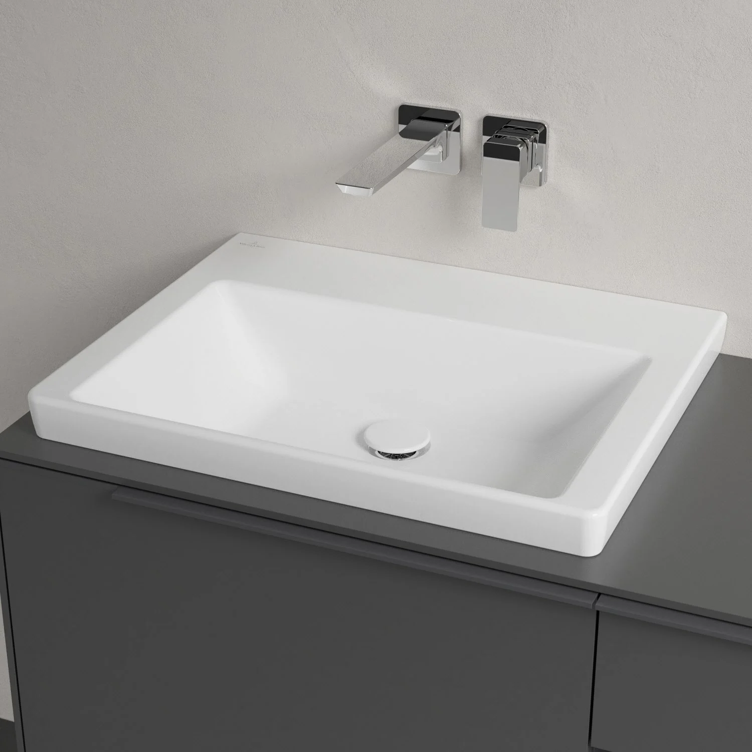 Biała umywalka z baterią ścienną z bliska, Villeroy & Boch
