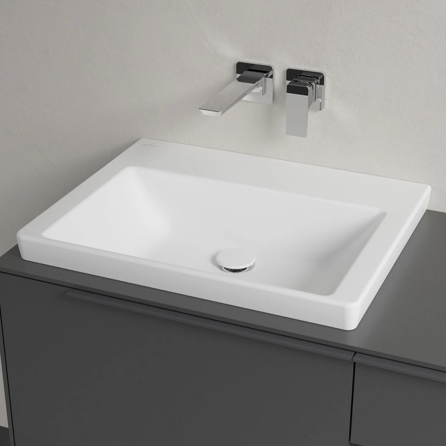 Biała umywalka z baterią ścienną z bliska, Villeroy & Boch