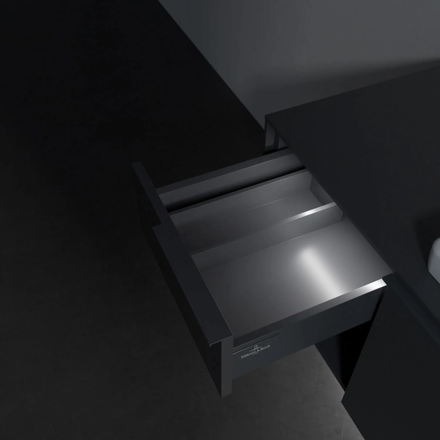 Zbliżenie otwartej ciemnej szafki z szufladami w łazience, Villeroy & Boch