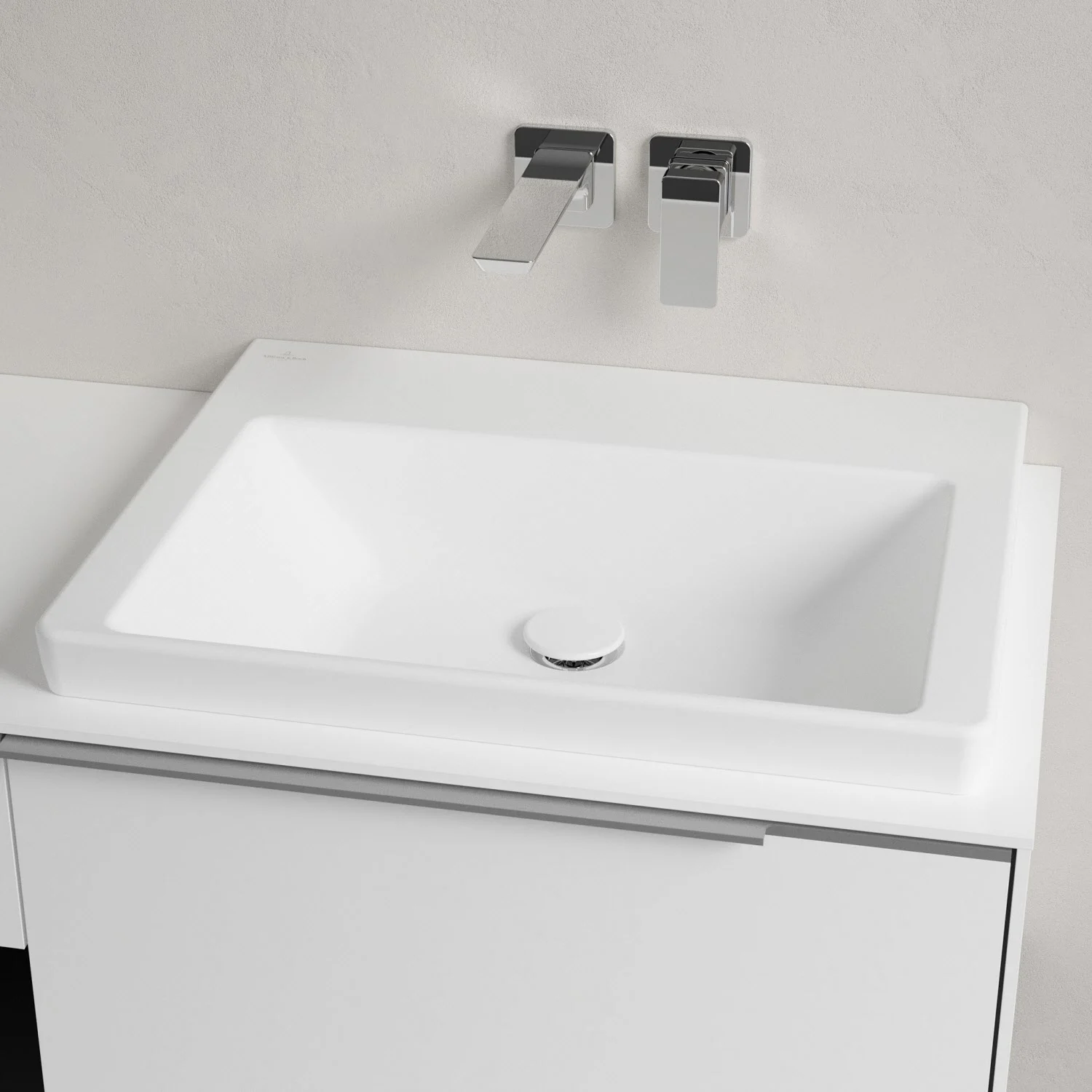 Zbliżenie na umywalkę z baterią ścienną, Villeroy & Boch