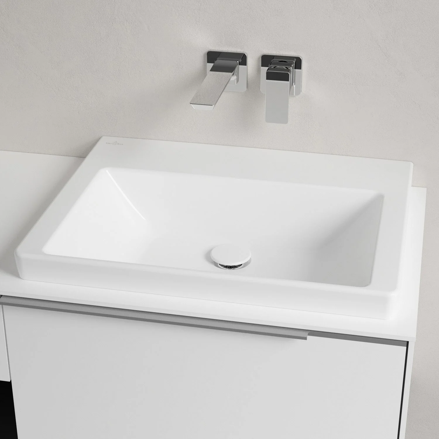 Zbliżenie na umywalkę z baterią ścienną, Villeroy & Boch