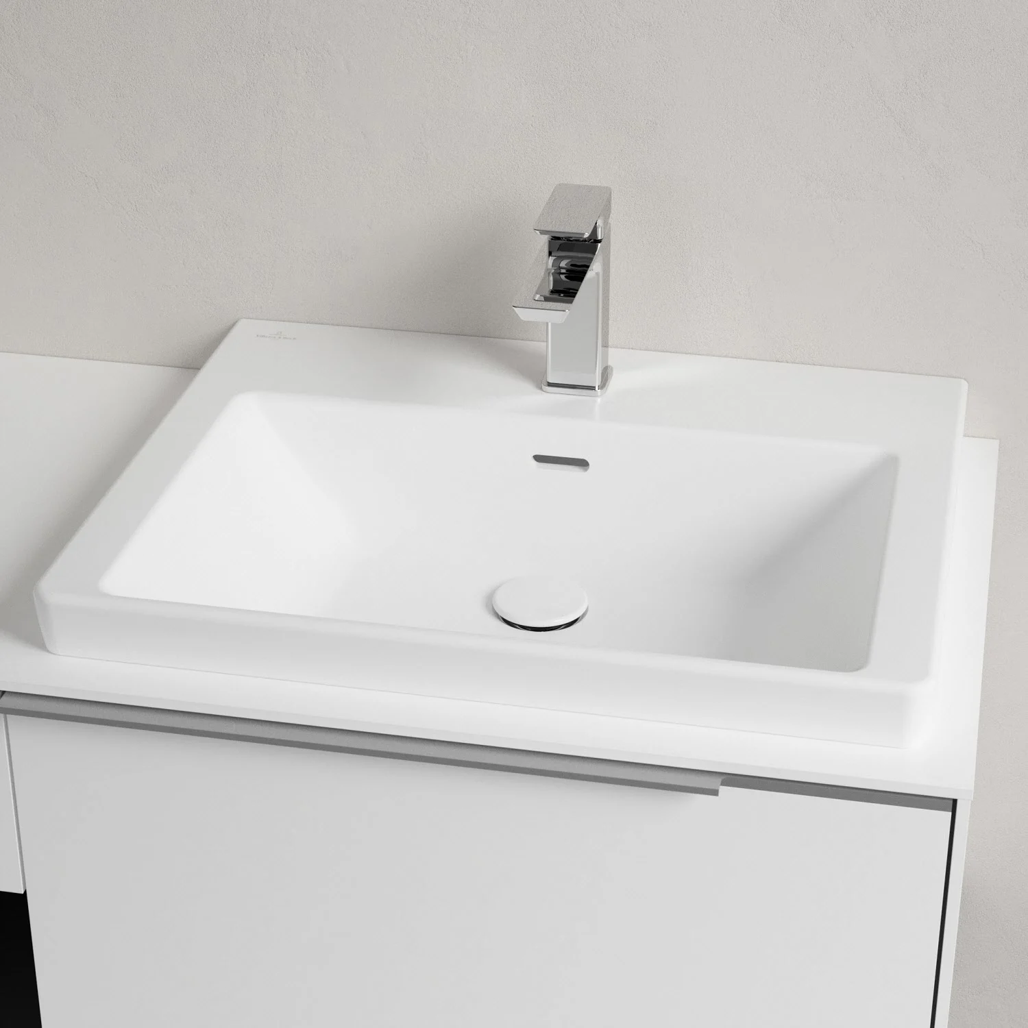 Zbliżenie na umywalkę z baterią, Villeroy & Boch