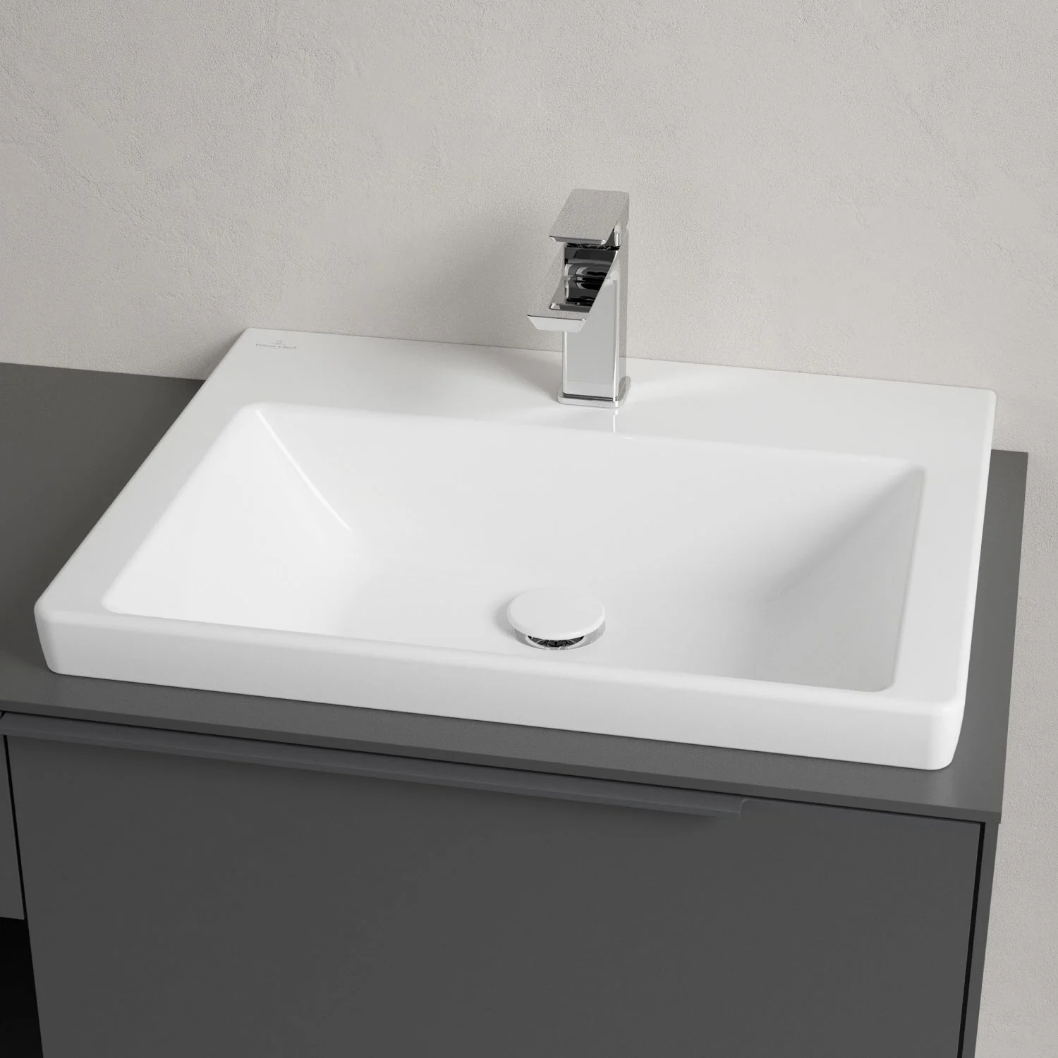 Biała umywalka z jednouchwytową baterią zbliżenie, Villeroy & Boch