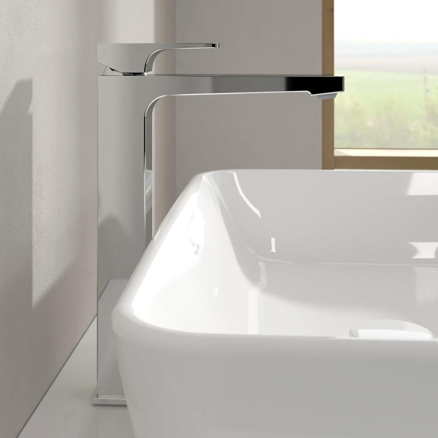 Chromowana bateria na białej umywalce widok z boku, Villeroy & Boch