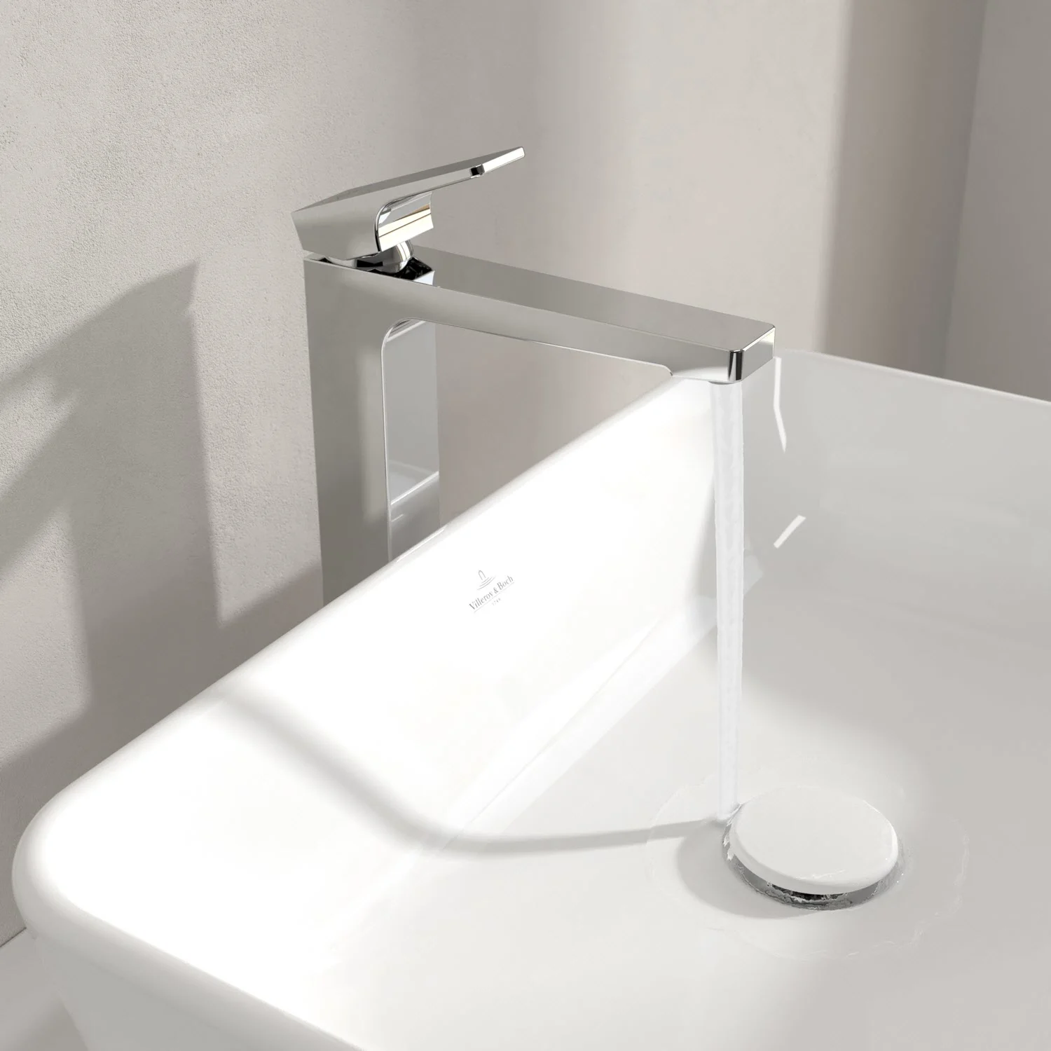 Chromowana bateria na białej umywalce z bieżącą wodą, Villeroy & Boch