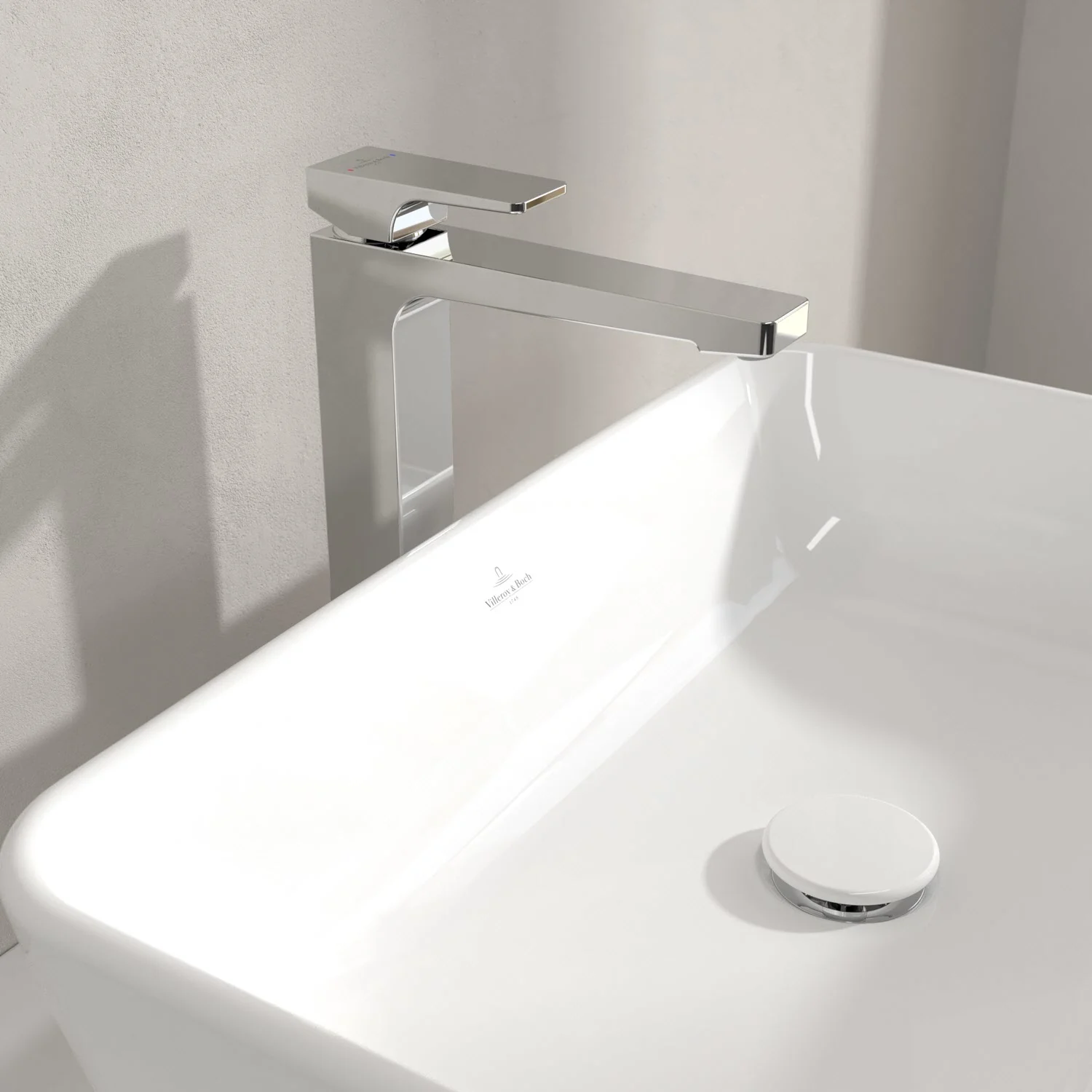 Chromowana bateria na białej umywalce bez wody, Villeroy & Boch